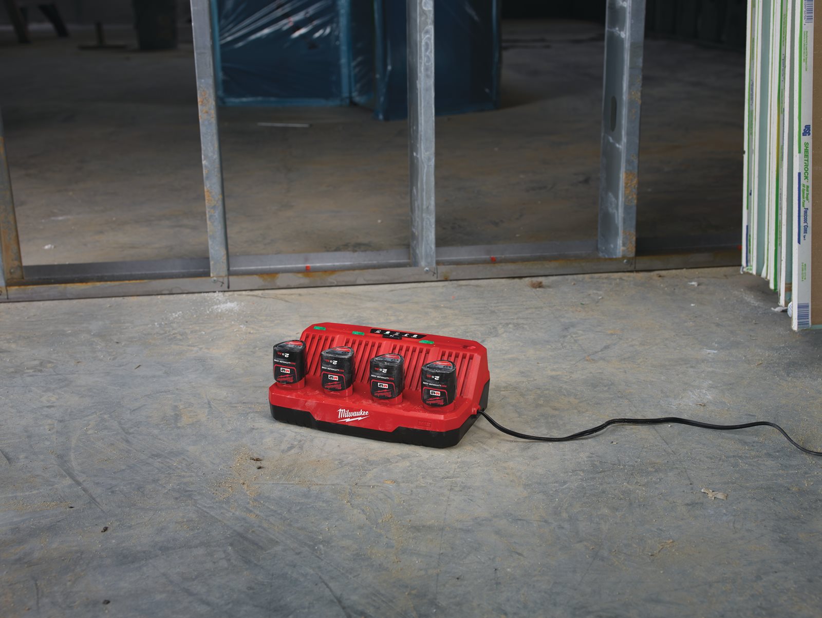 Încărcător 4 porturi M12 Milwaukee M12 C4 - in utilizare 1