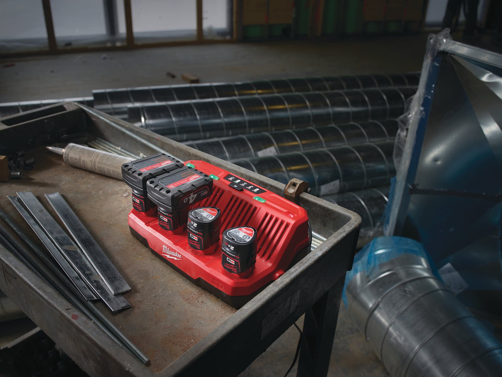 Încărcător 4 porturi M12 Milwaukee M12 C4 - in utilizare 2