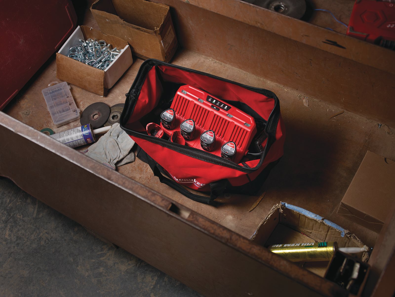 Încărcător 4 porturi M12 Milwaukee M12 C4 - in utilizare 3