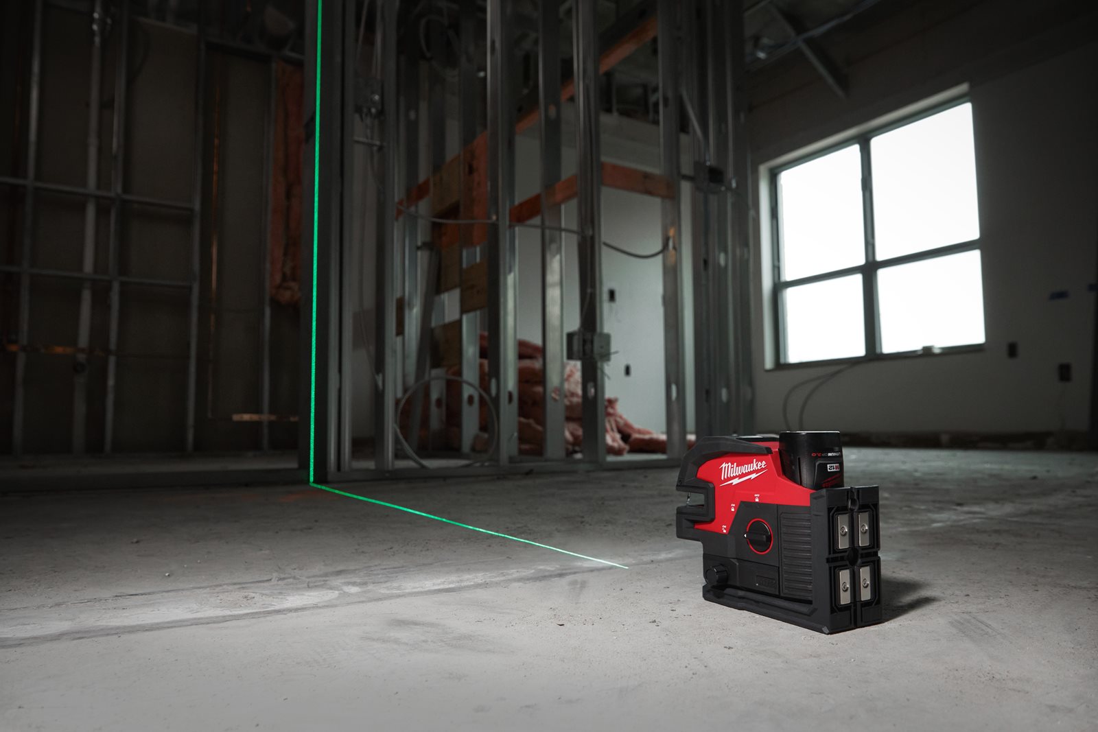 Nivelă laser M12 cu linie transversală cu 4 puncte Milwaukee M12 CLL4P-0C - in utilizare 1