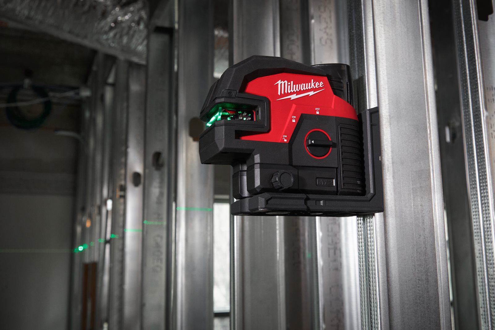 Nivelă laser M12 cu linie transversală cu 4 puncte Milwaukee M12 CLL4P-0C - in utilizare 2