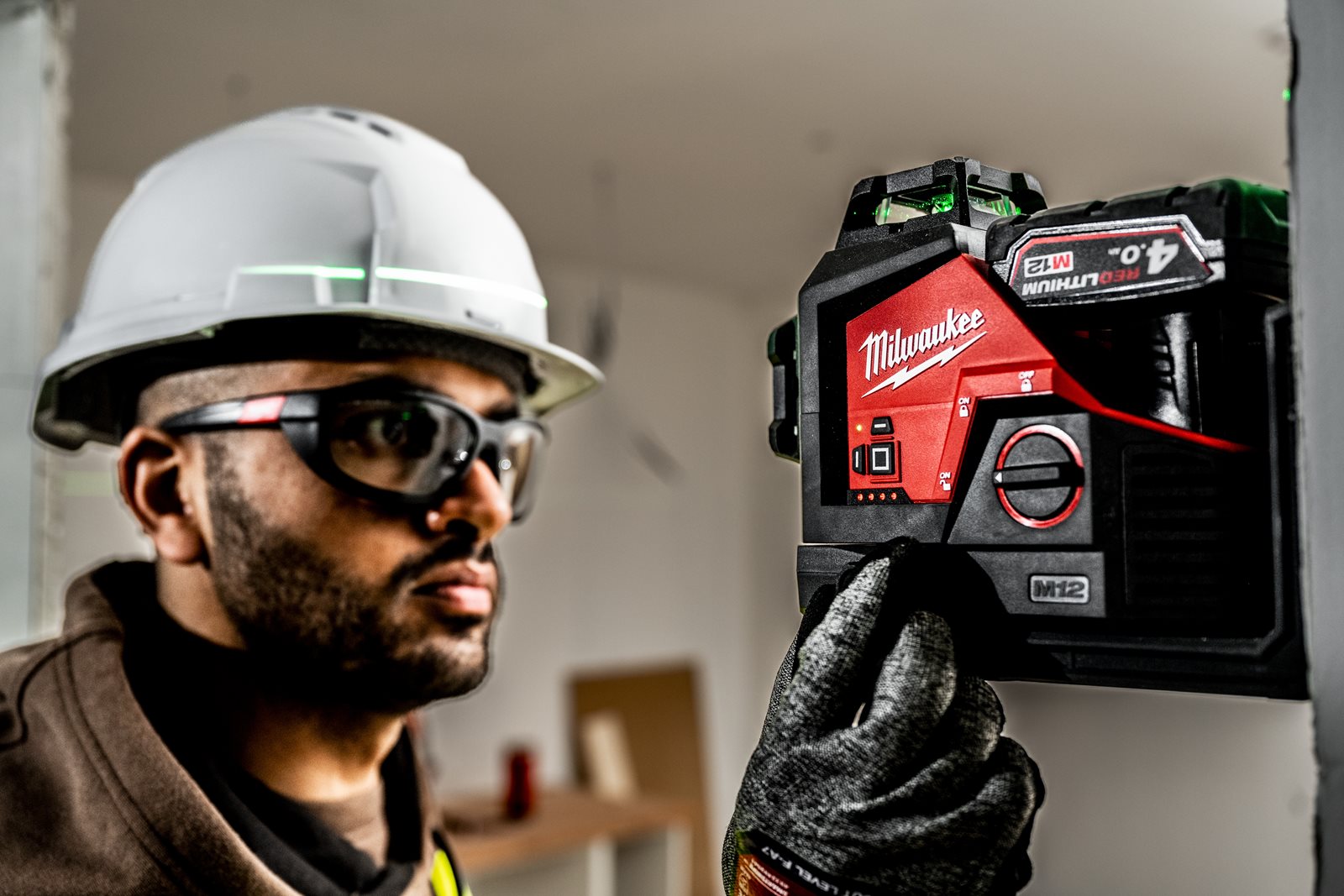 Nivelă laser M12 cu linie transversală cu 4 puncte Milwaukee M12 CLL4P-0C - in utilizare 3