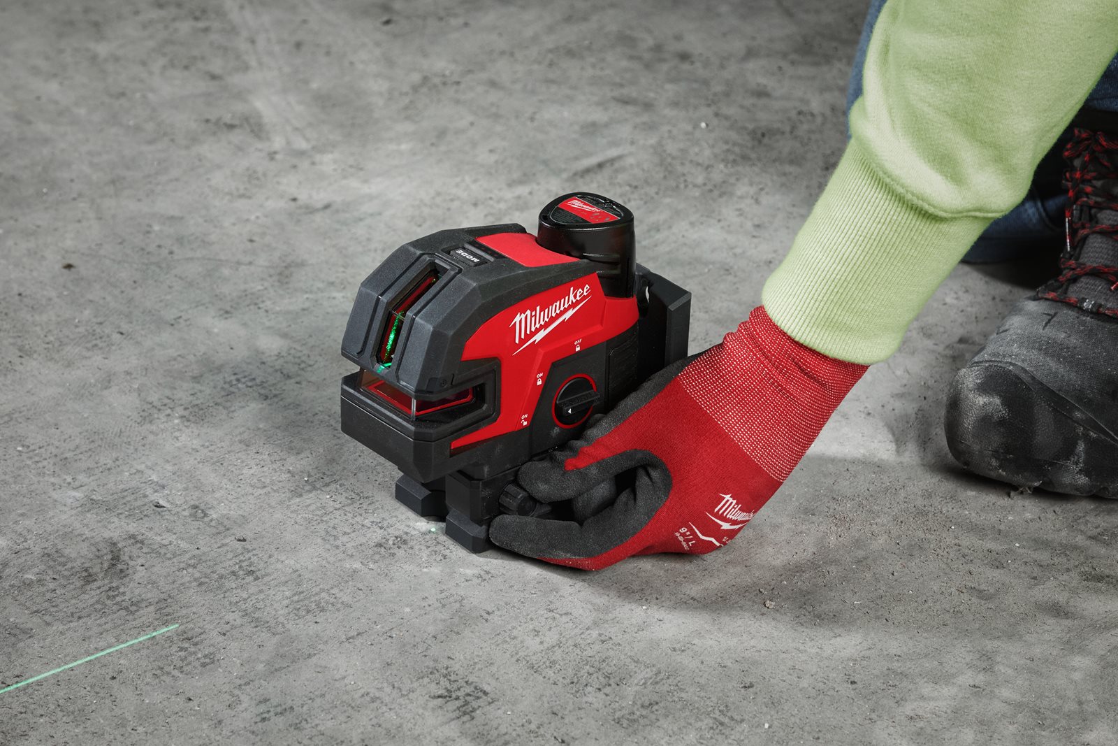 Nivelă laser M12 cu linie transversală cu 4 puncte Milwaukee M12 CLL4P-0C - in utilizare 4