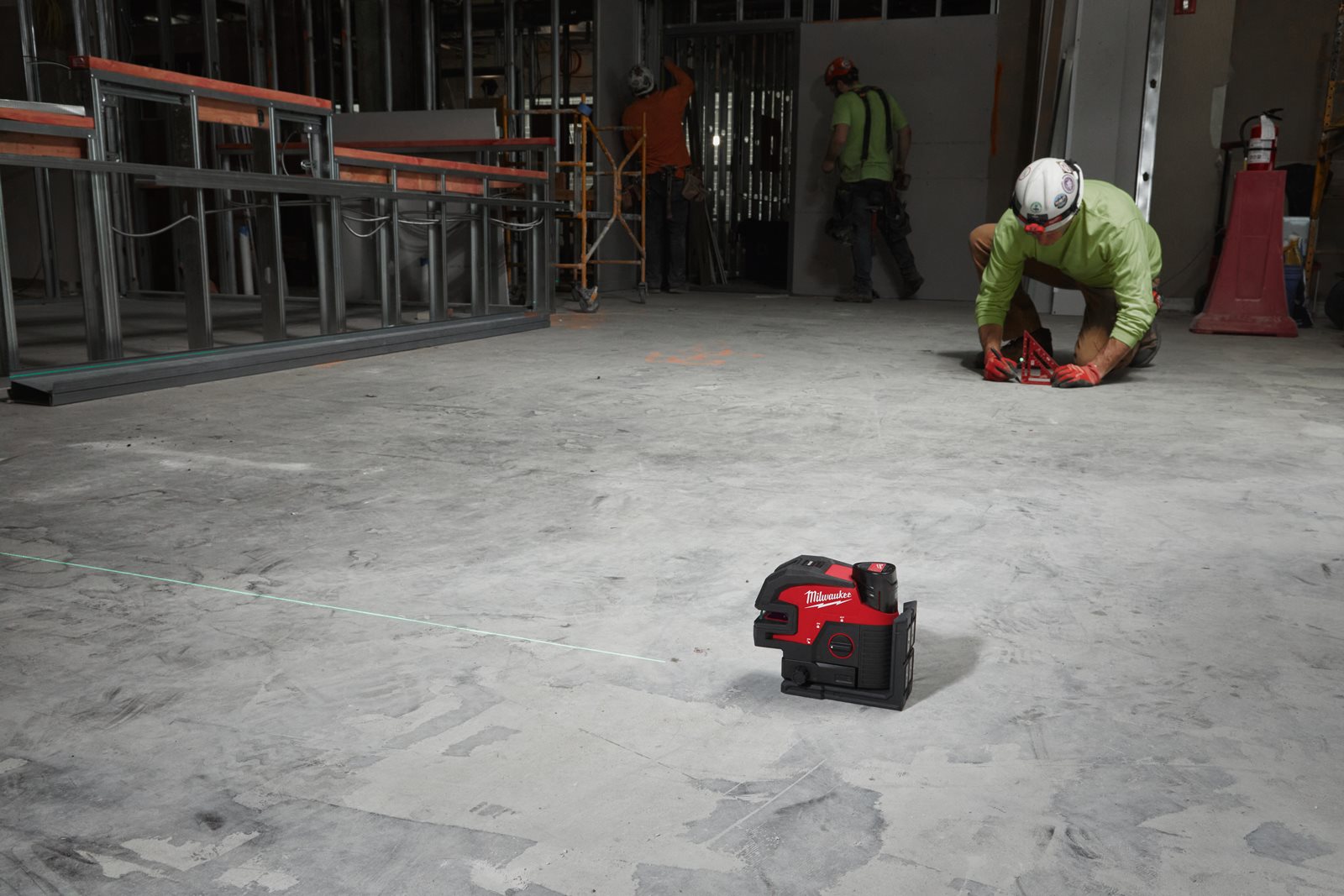 Nivelă laser M12 cu linie transversală cu 4 puncte Milwaukee M12 CLL4P-0C - in utilizare 5