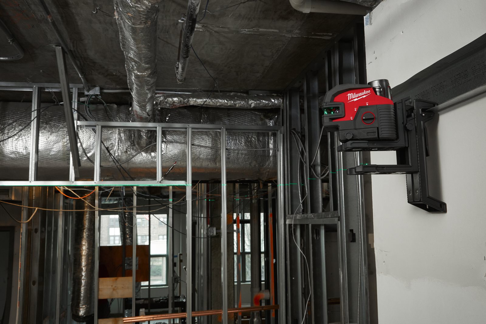 Nivelă laser M12 cu linie transversală cu 4 puncte Milwaukee M12 CLL4P-0C - in utilizare 6