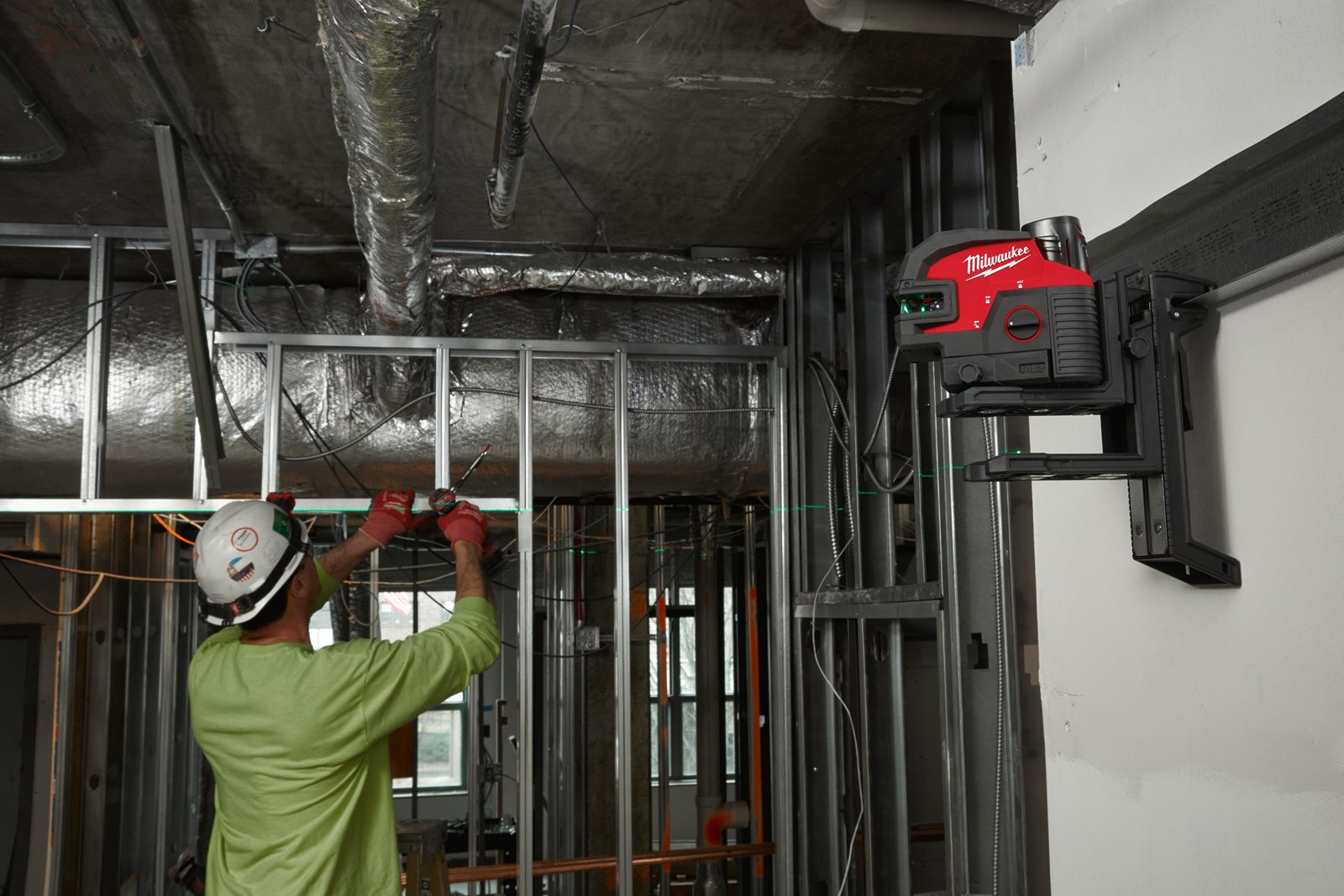Nivelă laser M12 cu linie transversală cu 4 puncte Milwaukee M12 CLL4P-0C - in utilizare 7