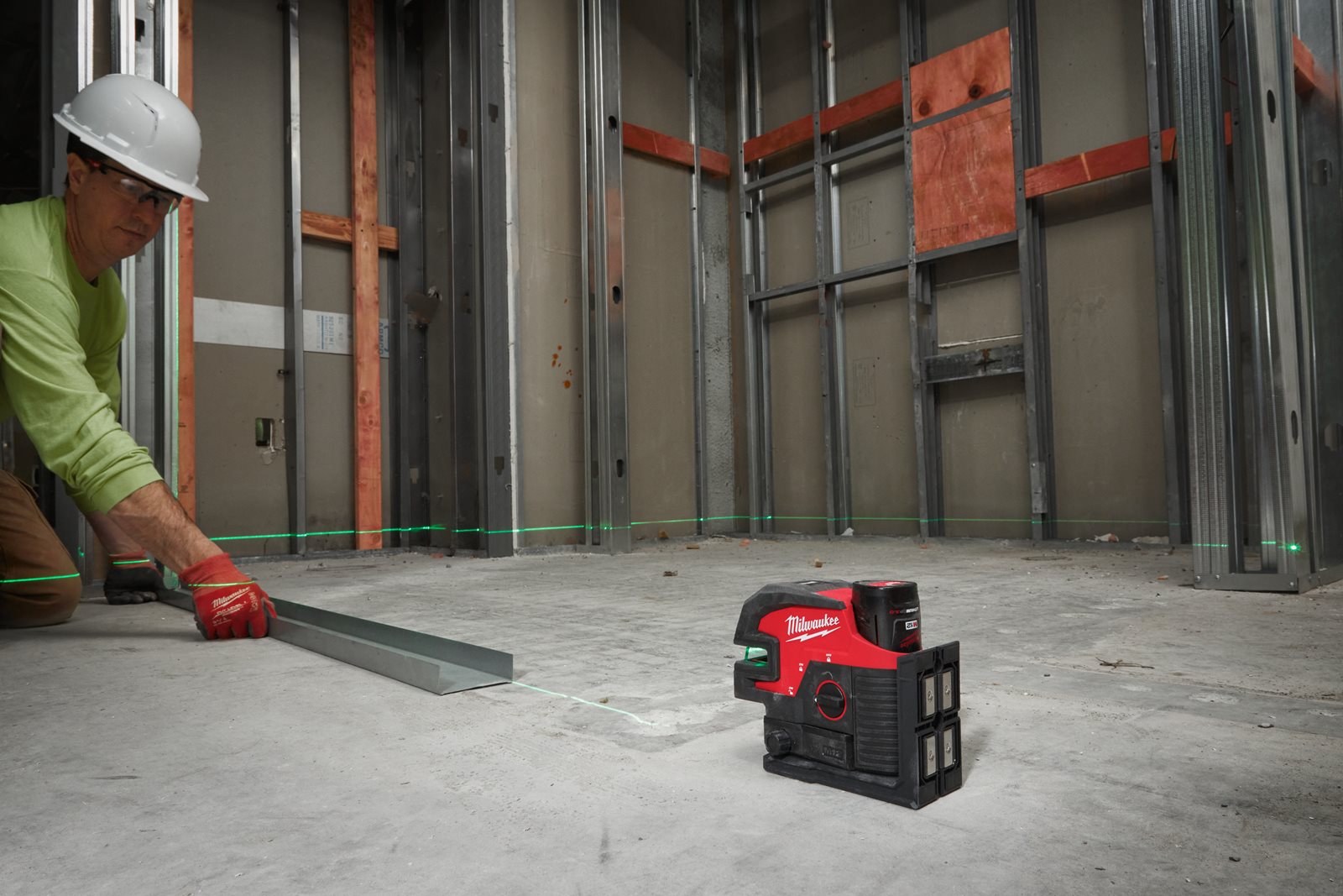 Nivelă laser M12 cu linie transversală cu 4 puncte Milwaukee M12 CLL4P-0C - in utilizare 8