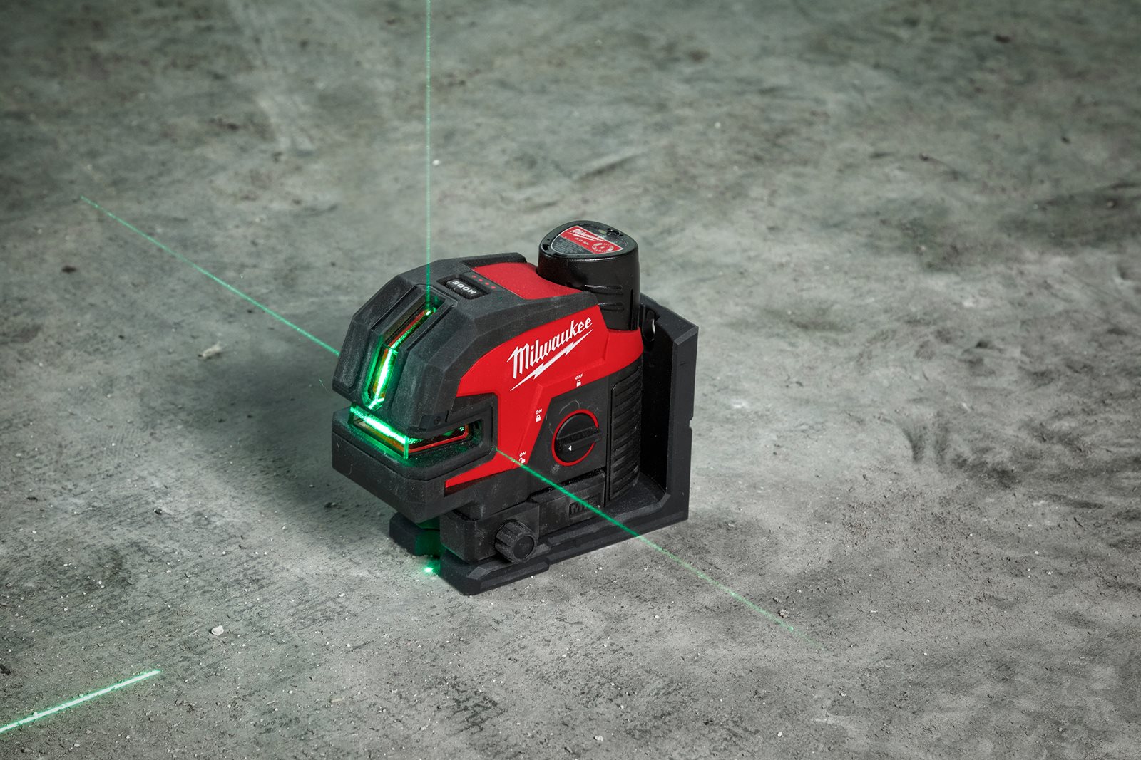 Nivelă laser M12 cu linie transversală cu 4 puncte Milwaukee M12 CLL4P-0C - in utilizare 9