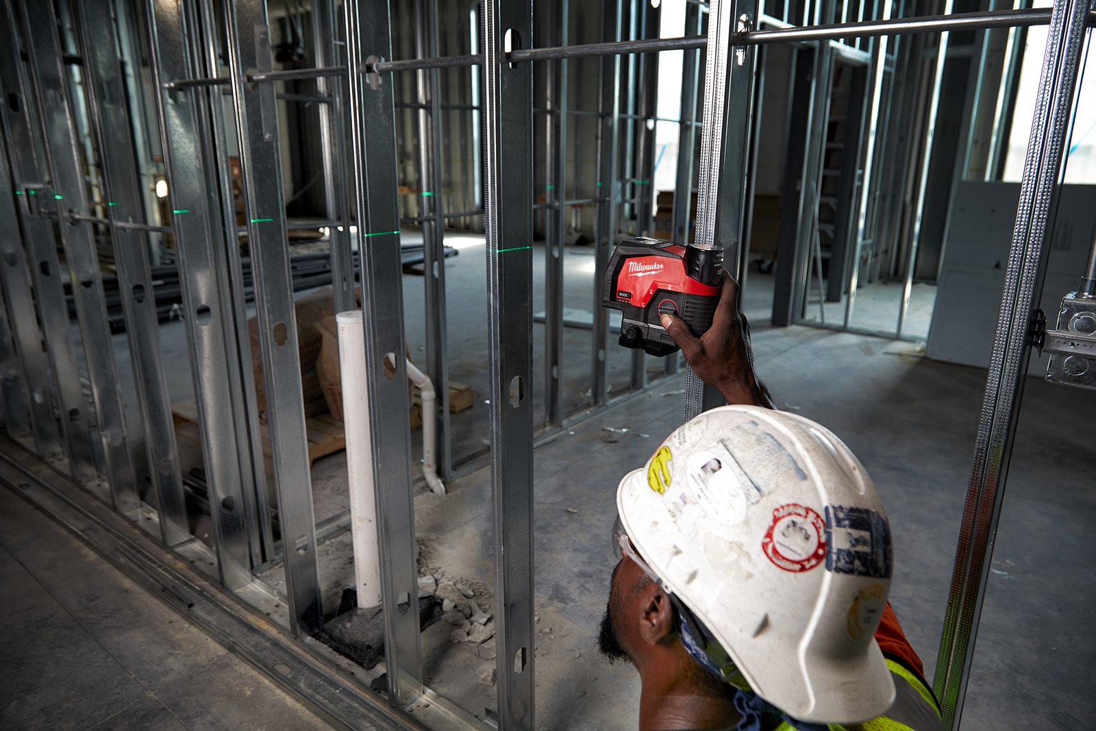 Nivelă laser M12 cu linie transversală verde cu funcție fir cu plumb Milwaukee M12 CLLP-301C - in utilizare 1
