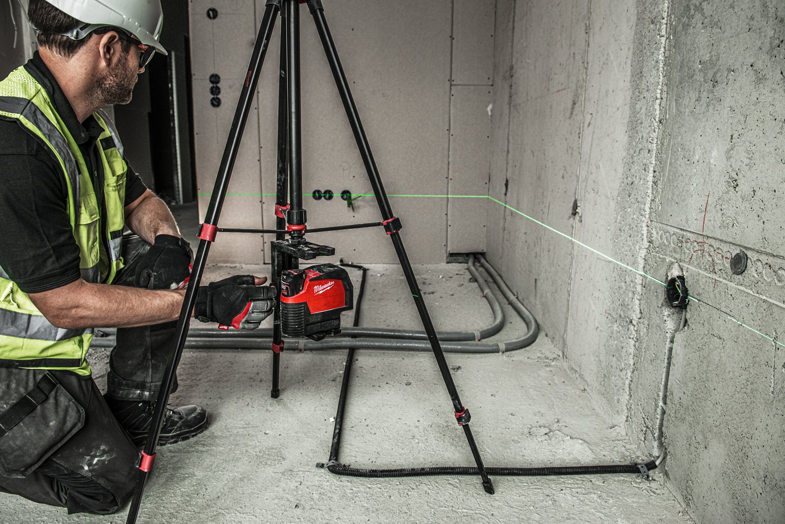 Nivelă laser M12 cu linie transversală verde cu funcție fir cu plumb Milwaukee M12 CLLP-301C - in utilizare 10