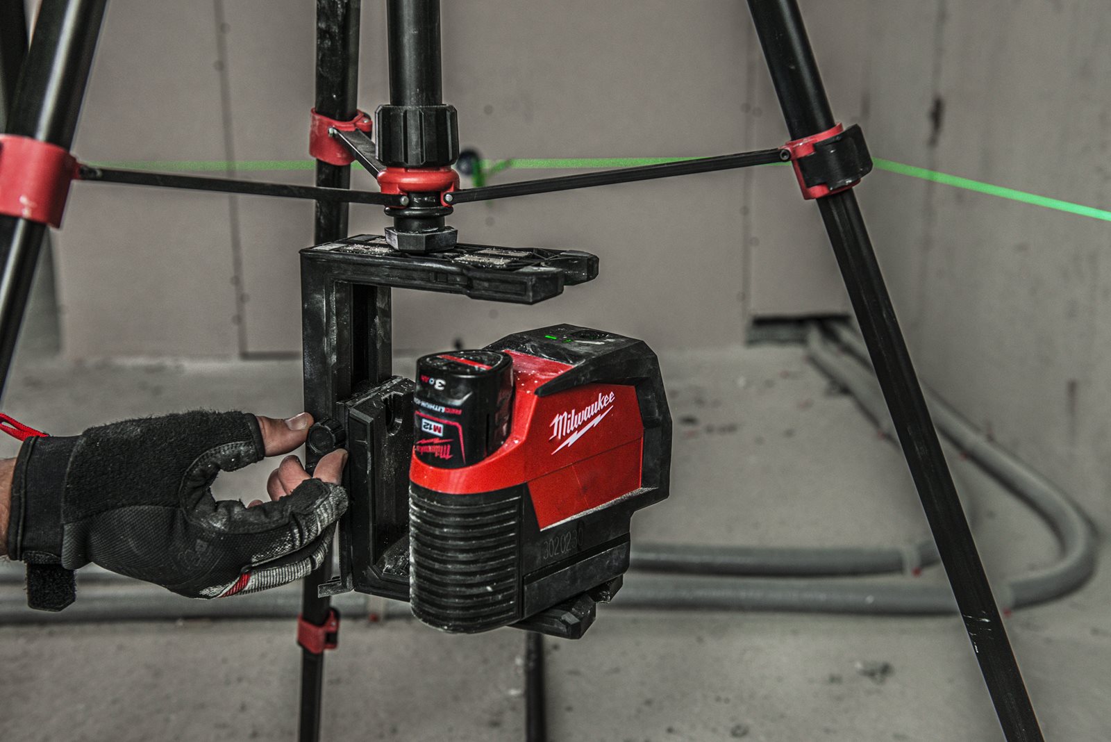 Nivelă laser M12 cu linie transversală verde cu funcție fir cu plumb Milwaukee M12 CLLP-301C - in utilizare 11