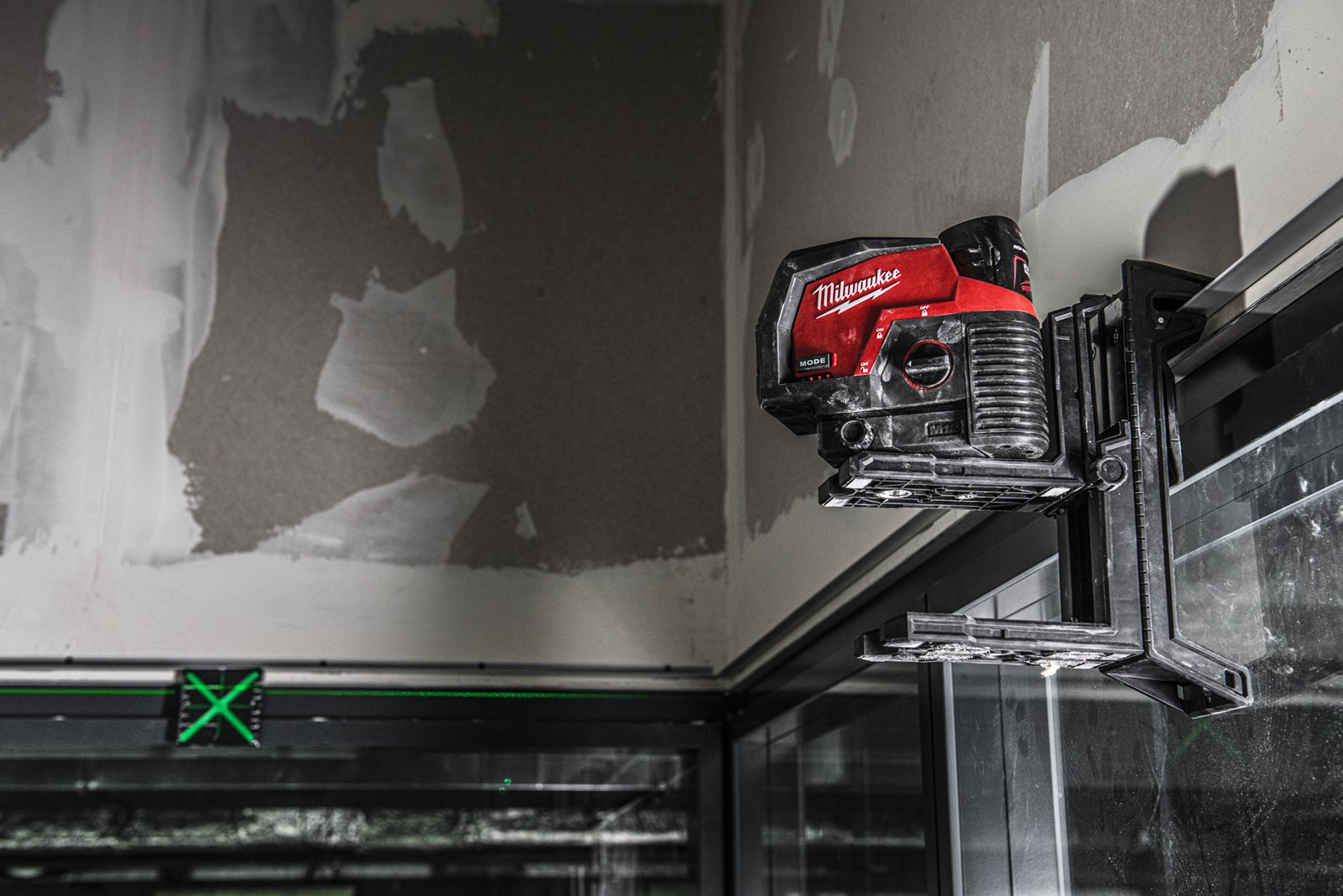 Nivelă laser M12 cu linie transversală verde cu funcție fir cu plumb Milwaukee M12 CLLP-301C - in utilizare 12