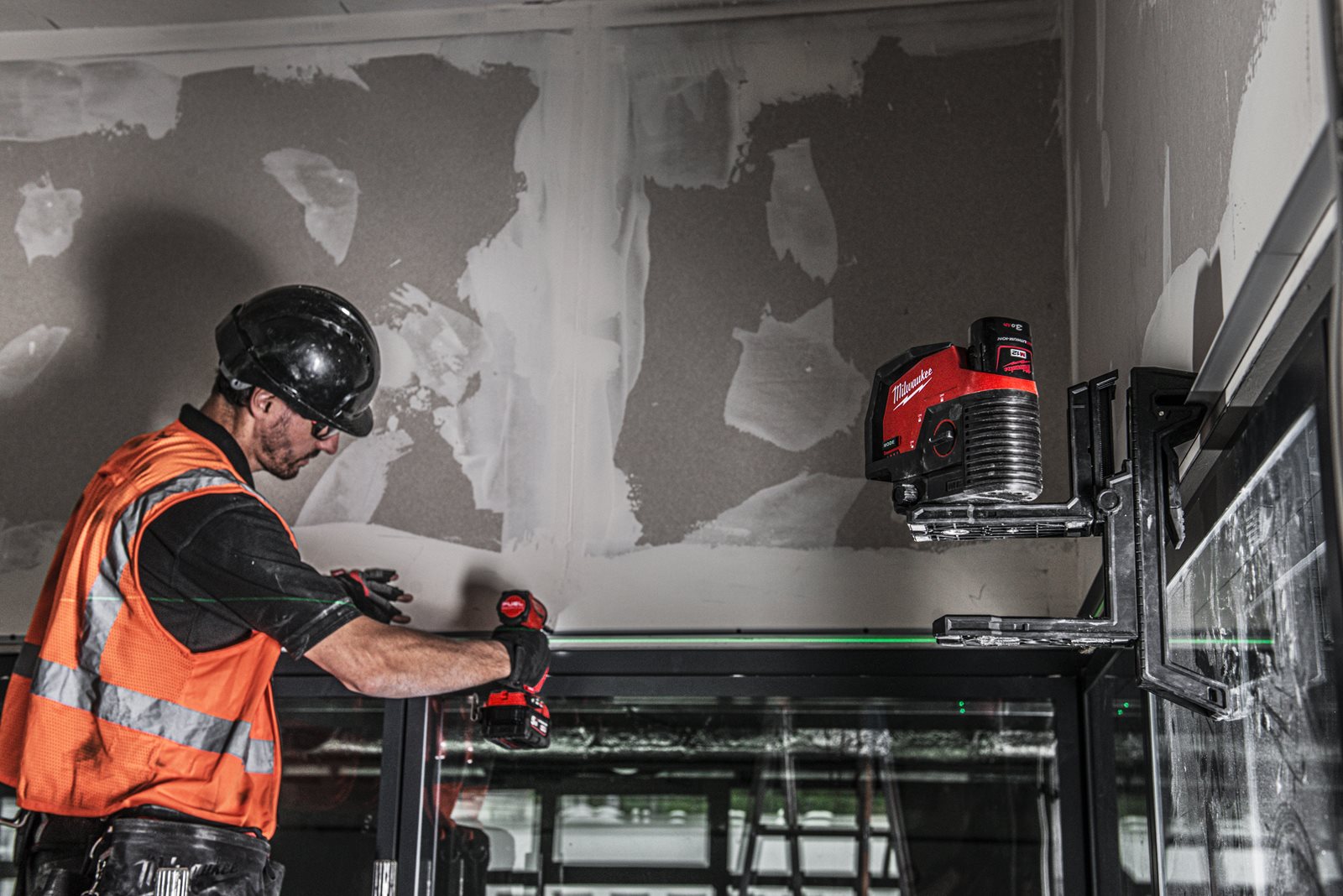 Nivelă laser M12 cu linie transversală verde cu funcție fir cu plumb Milwaukee M12 CLLP-301C - in utilizare 13