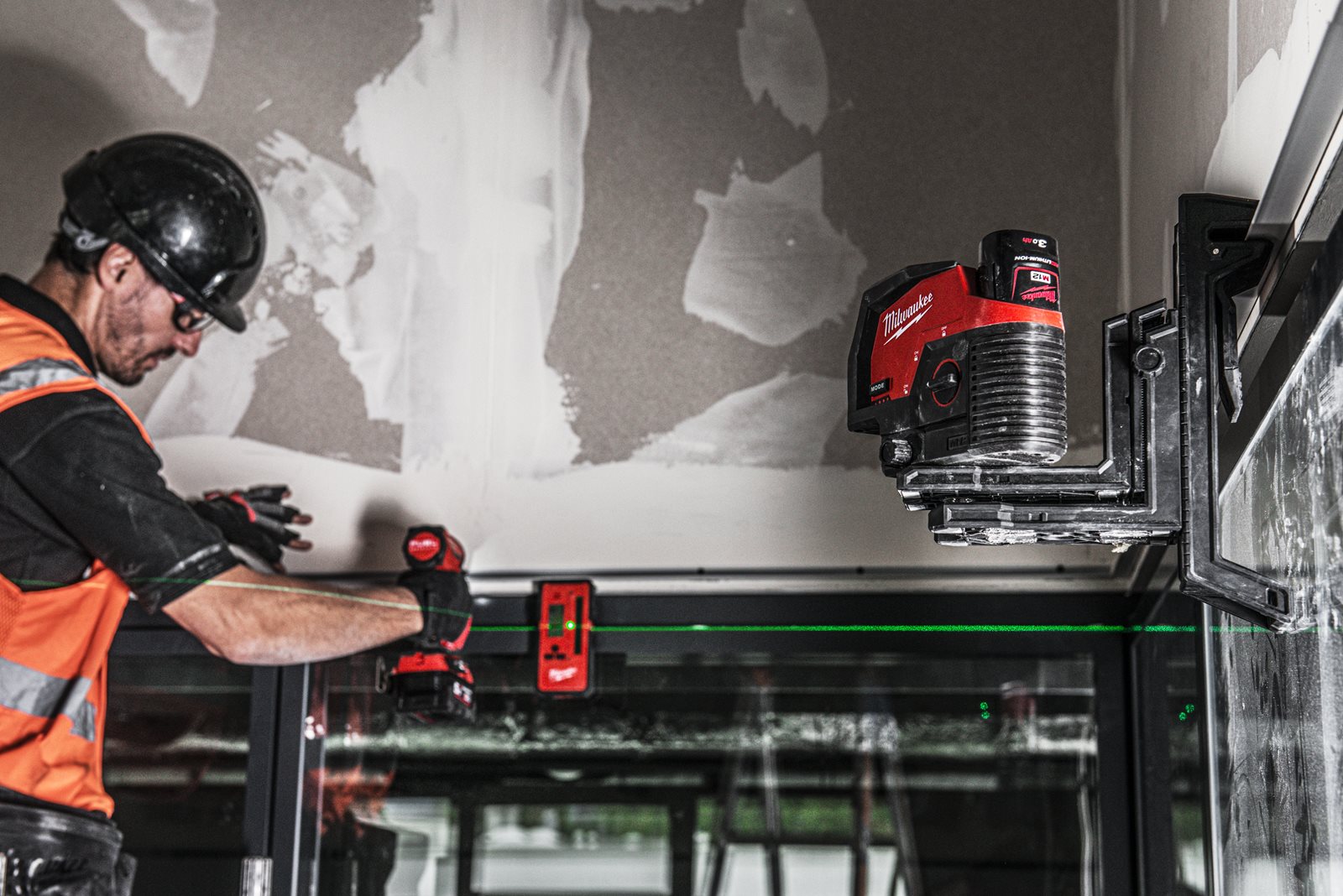 Nivelă laser M12 cu linie transversală verde cu funcție fir cu plumb Milwaukee M12 CLLP-301C - in utilizare 14