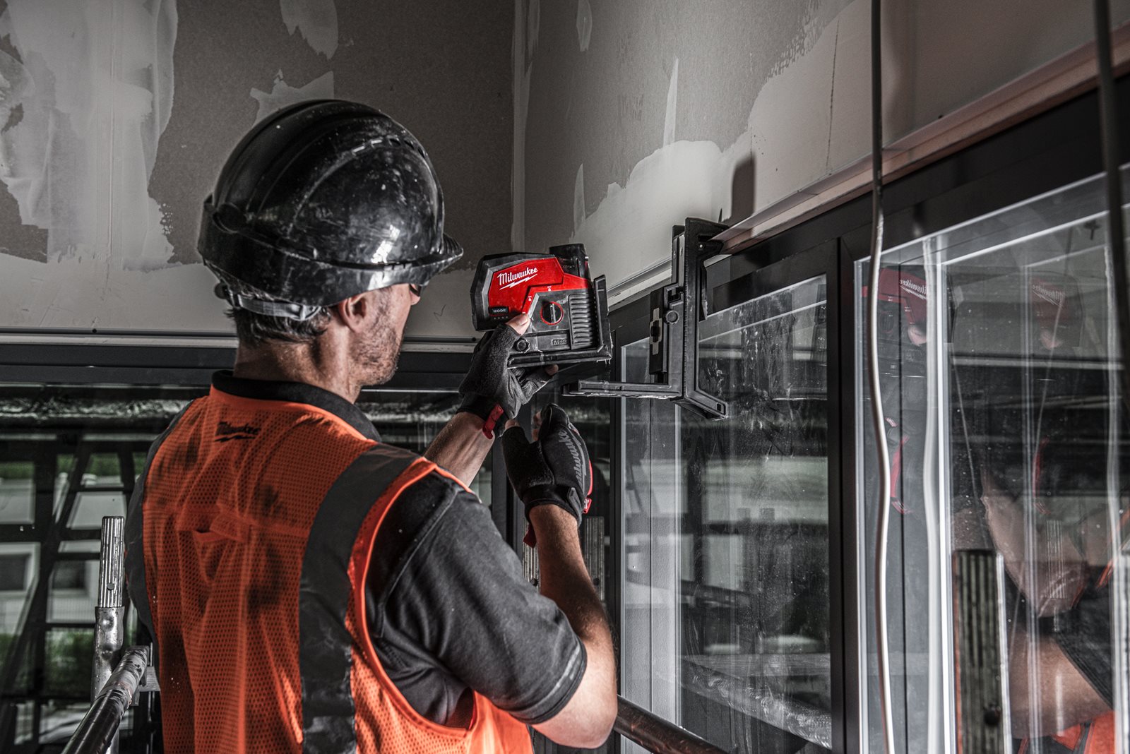 Nivelă laser M12 cu linie transversală verde cu funcție fir cu plumb Milwaukee M12 CLLP-301C - in utilizare 15