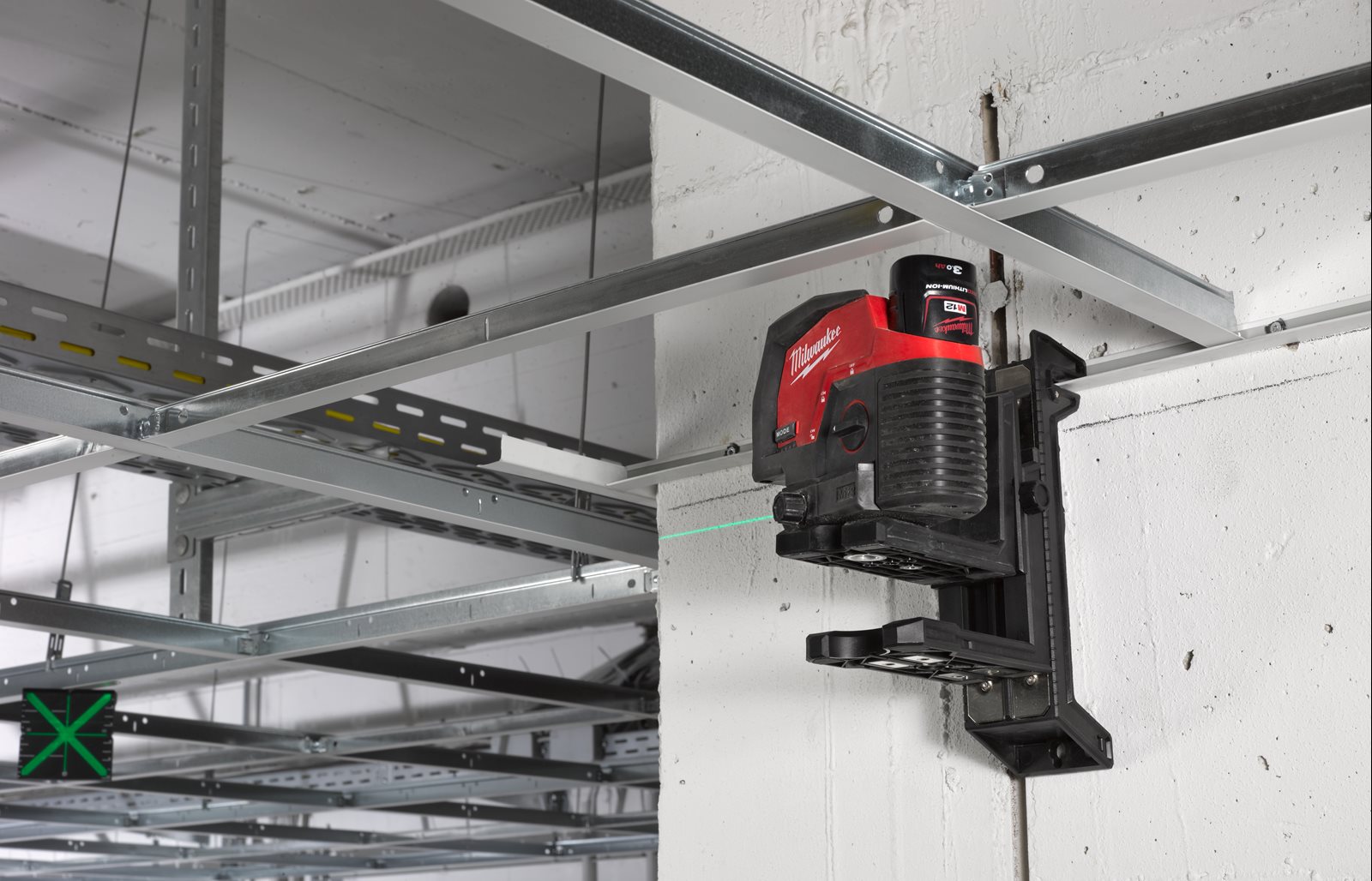 Nivelă laser M12 cu linie transversală verde cu funcție fir cu plumb Milwaukee M12 CLLP-301C - in utilizare 16