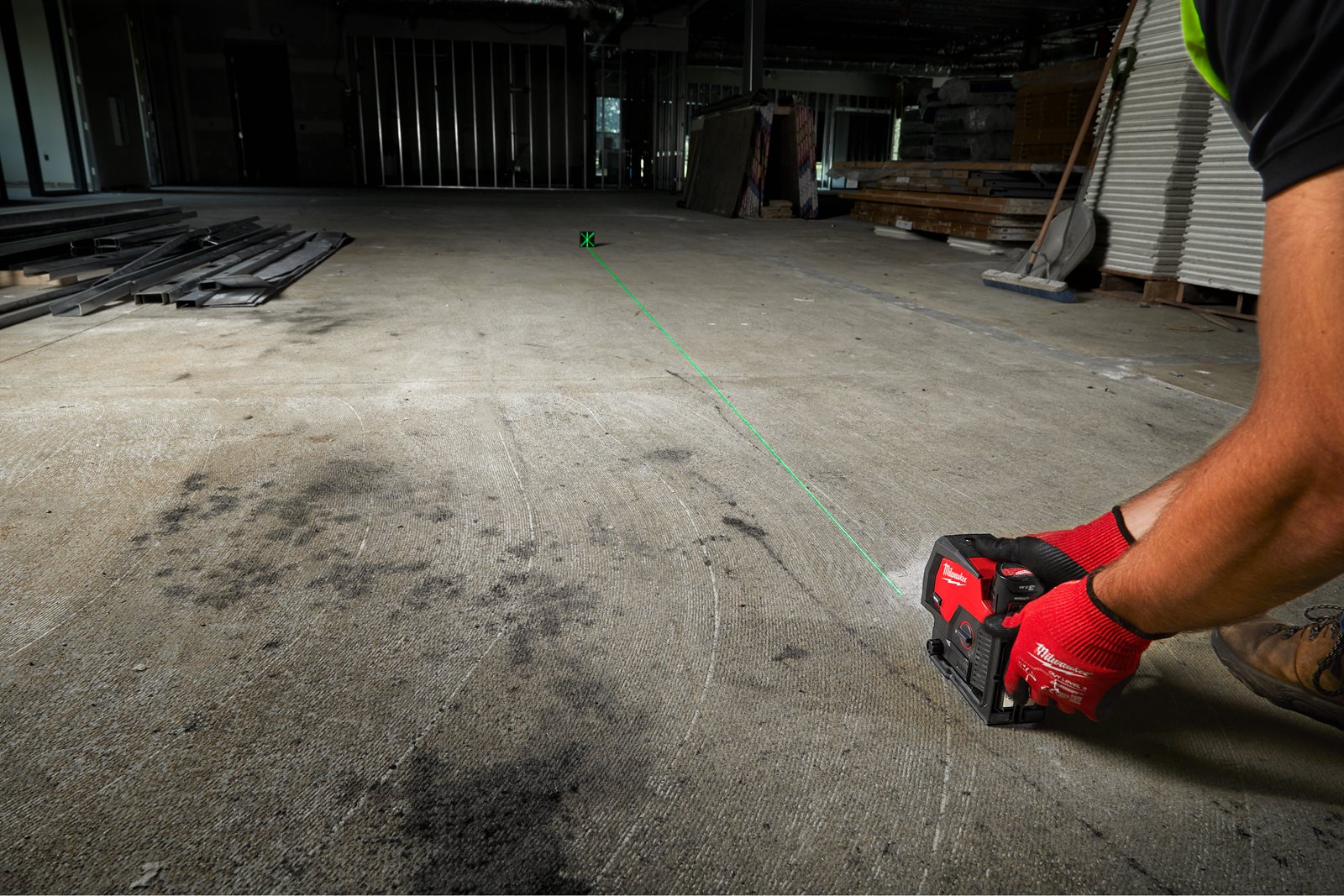 Nivelă laser M12 cu linie transversală verde cu funcție fir cu plumb Milwaukee M12 CLLP-301C - in utilizare 2