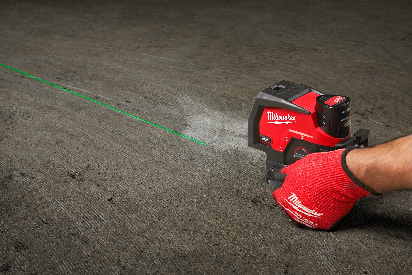 Nivelă laser M12 cu linie transversală verde cu funcție fir cu plumb Milwaukee M12 CLLP-301C - in utilizare 3