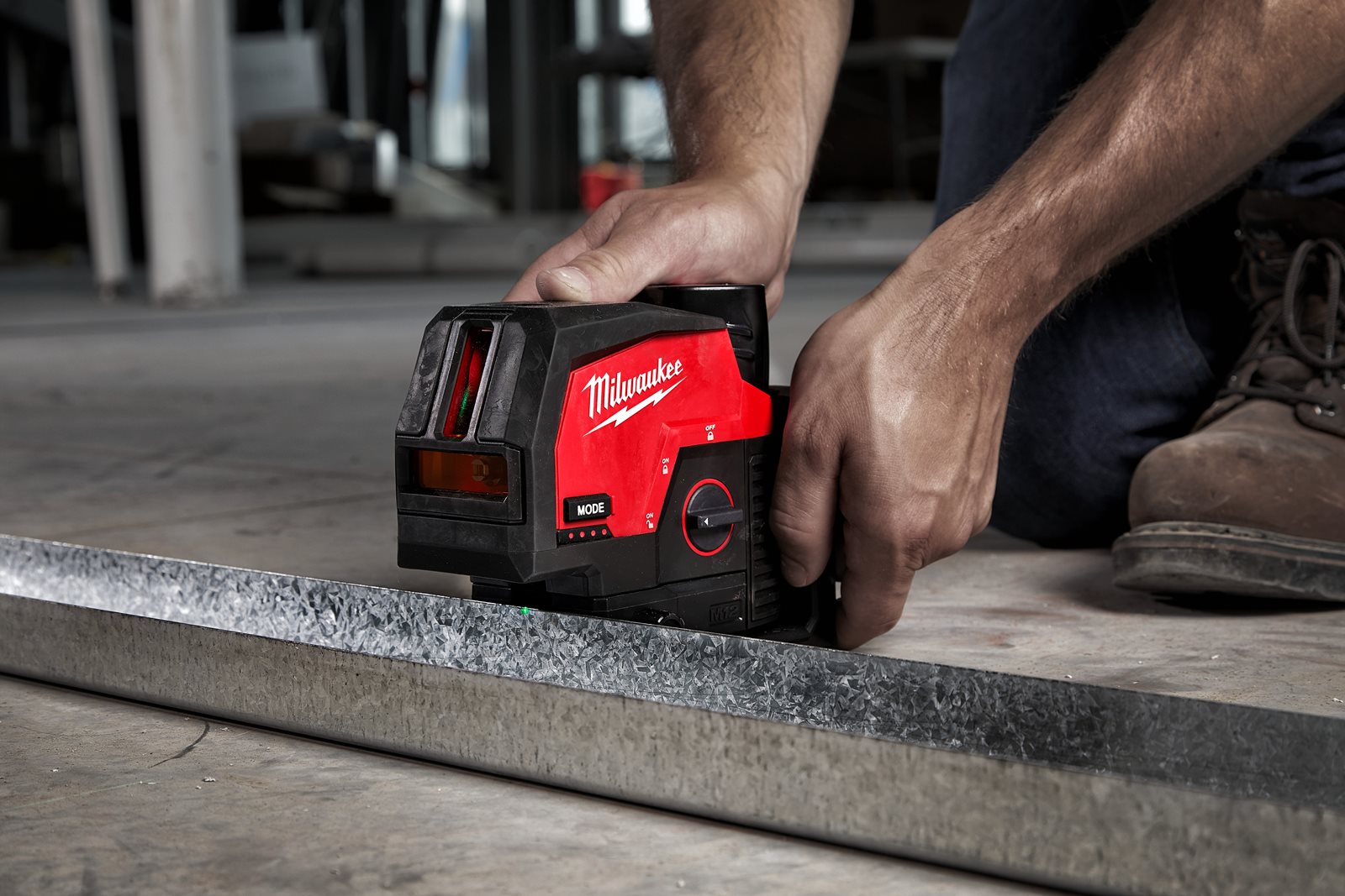 Nivelă laser M12 cu linie transversală verde cu funcție fir cu plumb Milwaukee M12 CLLP-301C - in utilizare 4