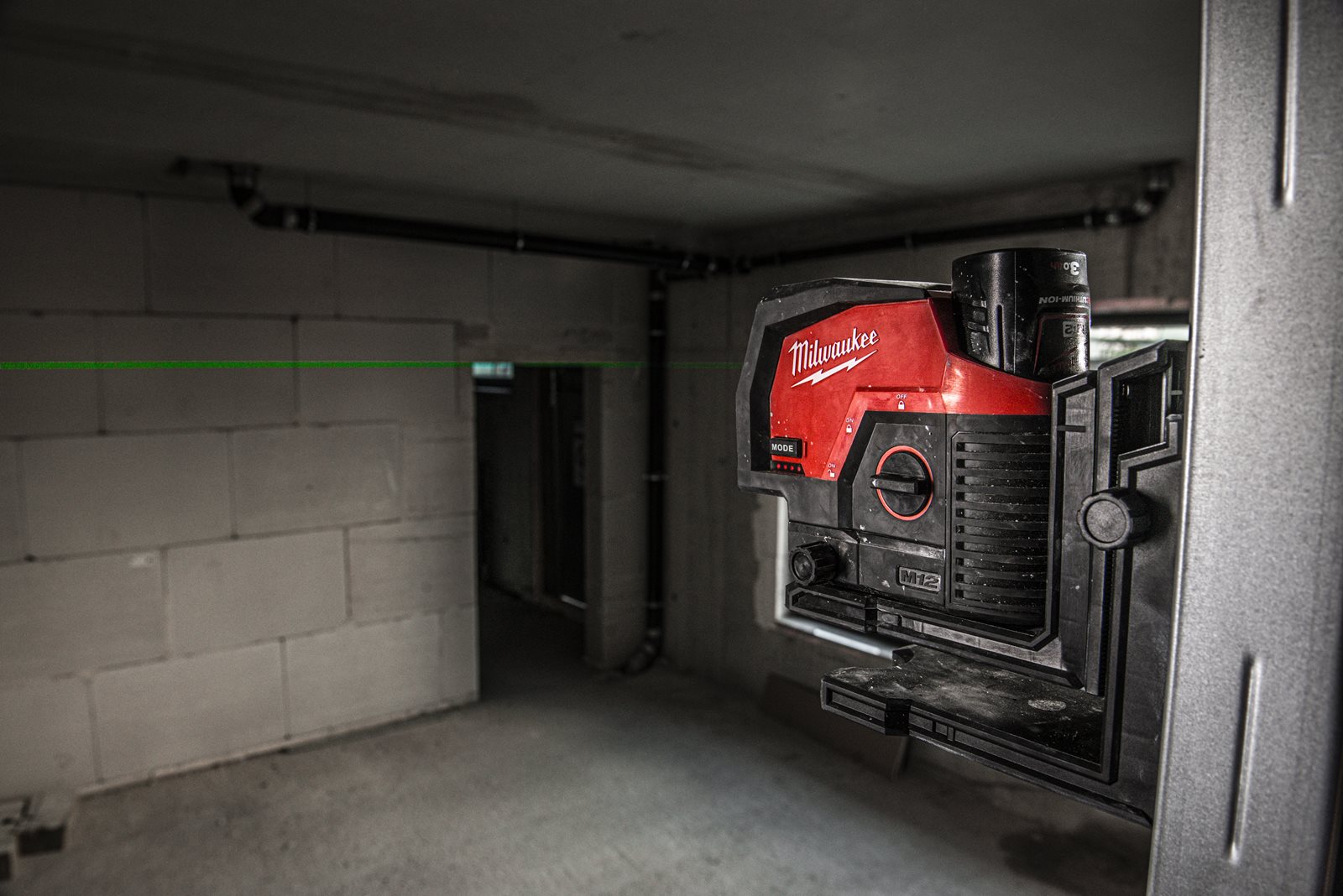 Nivelă laser M12 cu linie transversală verde cu funcție fir cu plumb Milwaukee M12 CLLP-301C - in utilizare 5