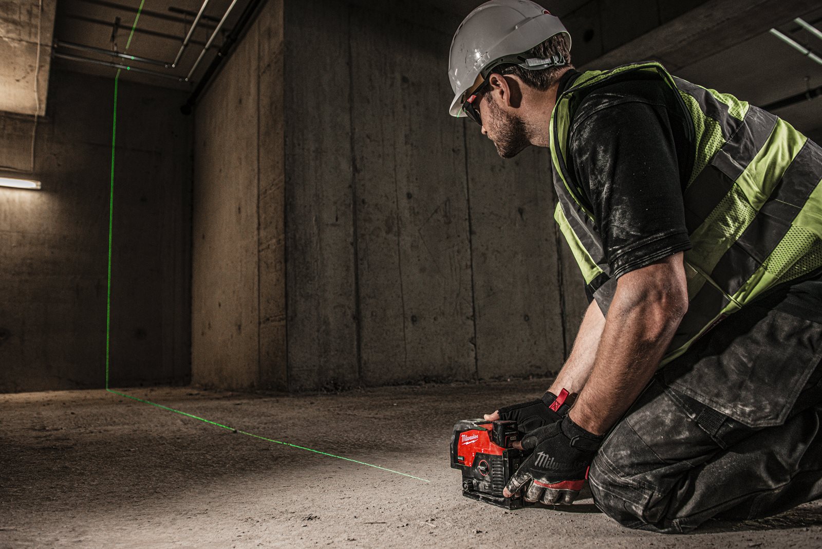 Nivelă laser M12 cu linie transversală verde cu funcție fir cu plumb Milwaukee M12 CLLP-301C - in utilizare 6