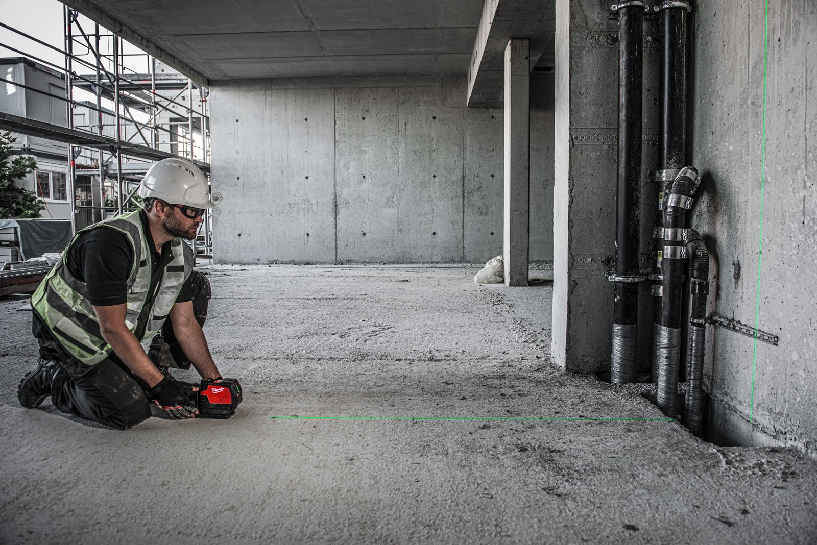 Nivelă laser M12 cu linie transversală verde cu funcție fir cu plumb Milwaukee M12 CLLP-301C - in utilizare 7