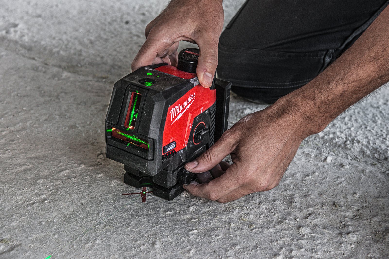 Nivelă laser M12 cu linie transversală verde cu funcție fir cu plumb Milwaukee M12 CLLP-301C - in utilizare 8