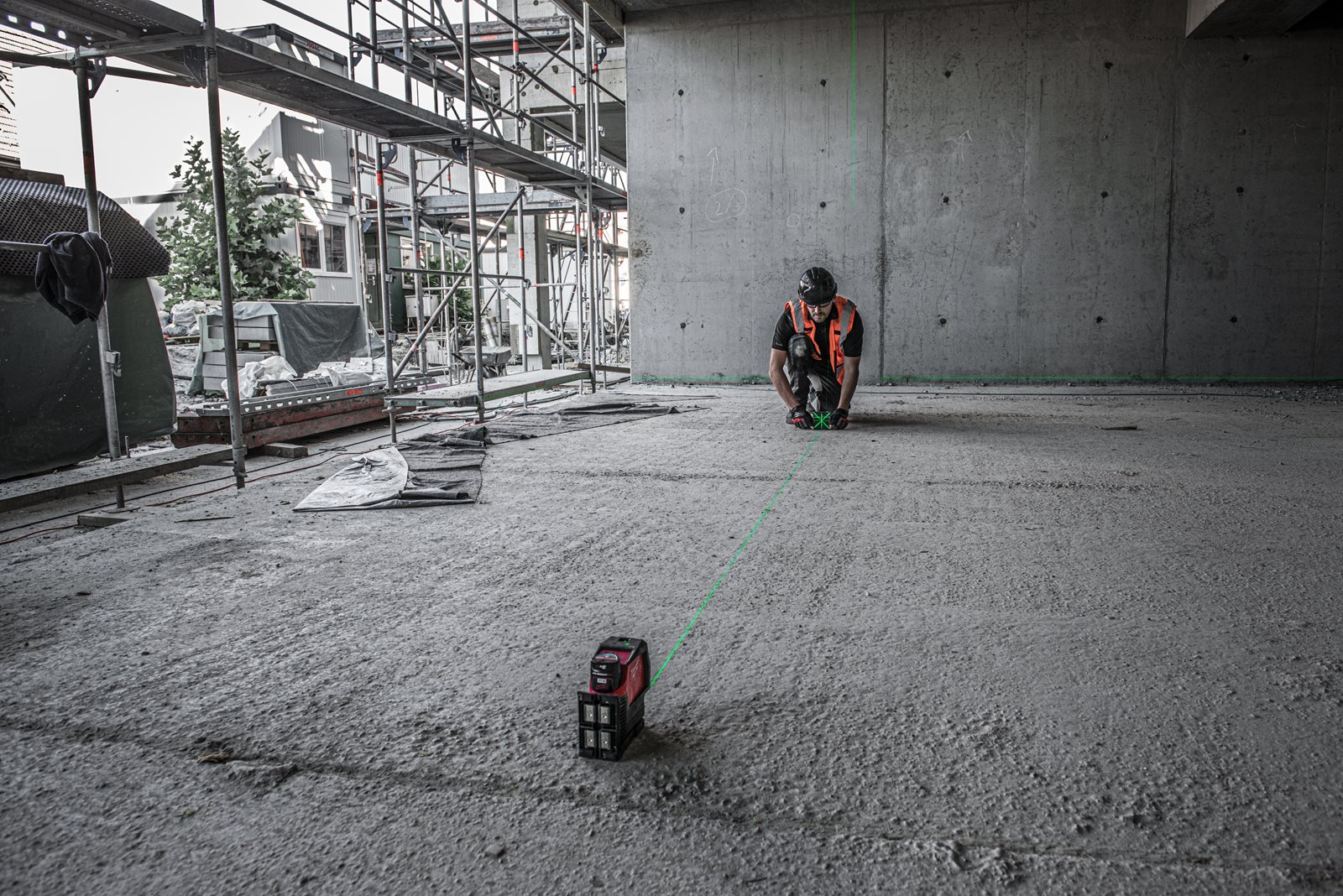 Nivelă laser M12 cu linie transversală verde cu funcție fir cu plumb Milwaukee M12 CLLP-301C - in utilizare 9