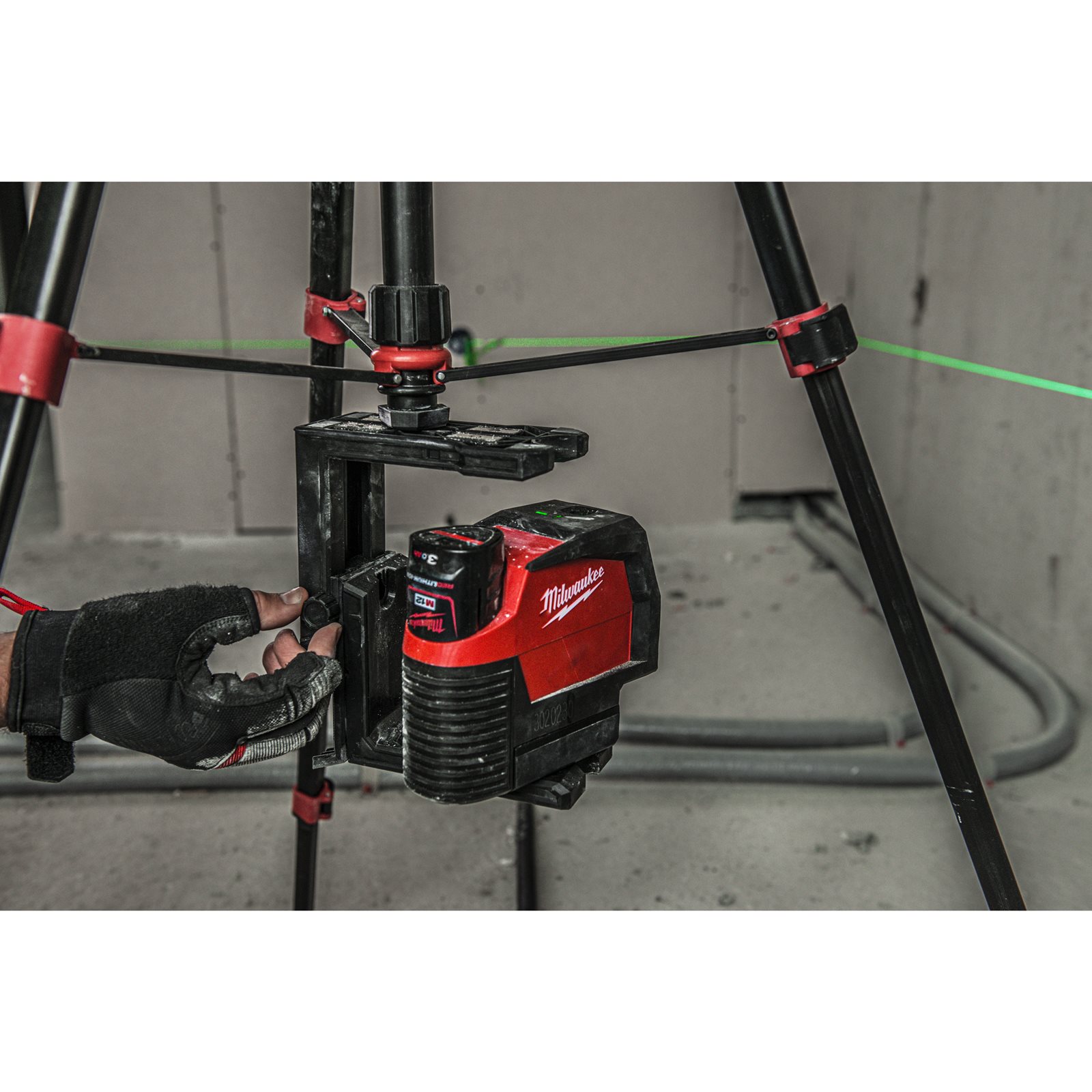 Nivelă laser M12 cu linie transversală verde cu funcție fir cu plumb Milwaukee M12 CLLP-301C - detaliu 2