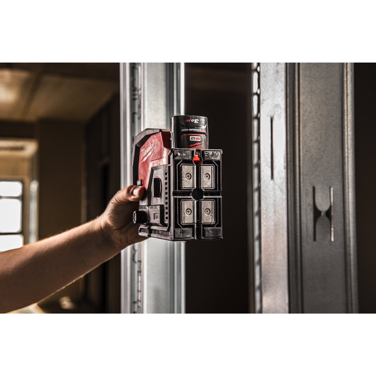 Nivelă laser M12 cu linie transversală verde cu funcție fir cu plumb Milwaukee M12 CLLP-301C - detaliu 5
