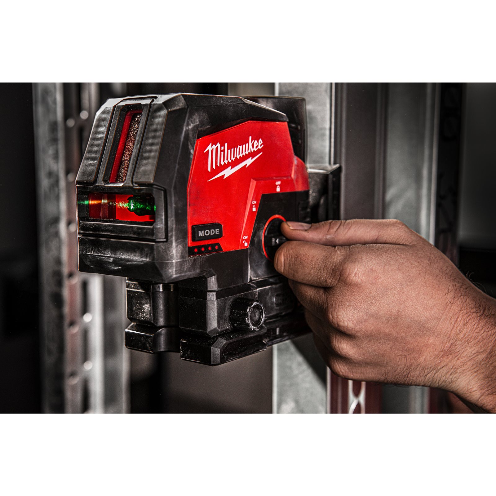 Nivelă laser M12 cu linie transversală verde cu funcție fir cu plumb Milwaukee M12 CLLP-301C - detaliu 6