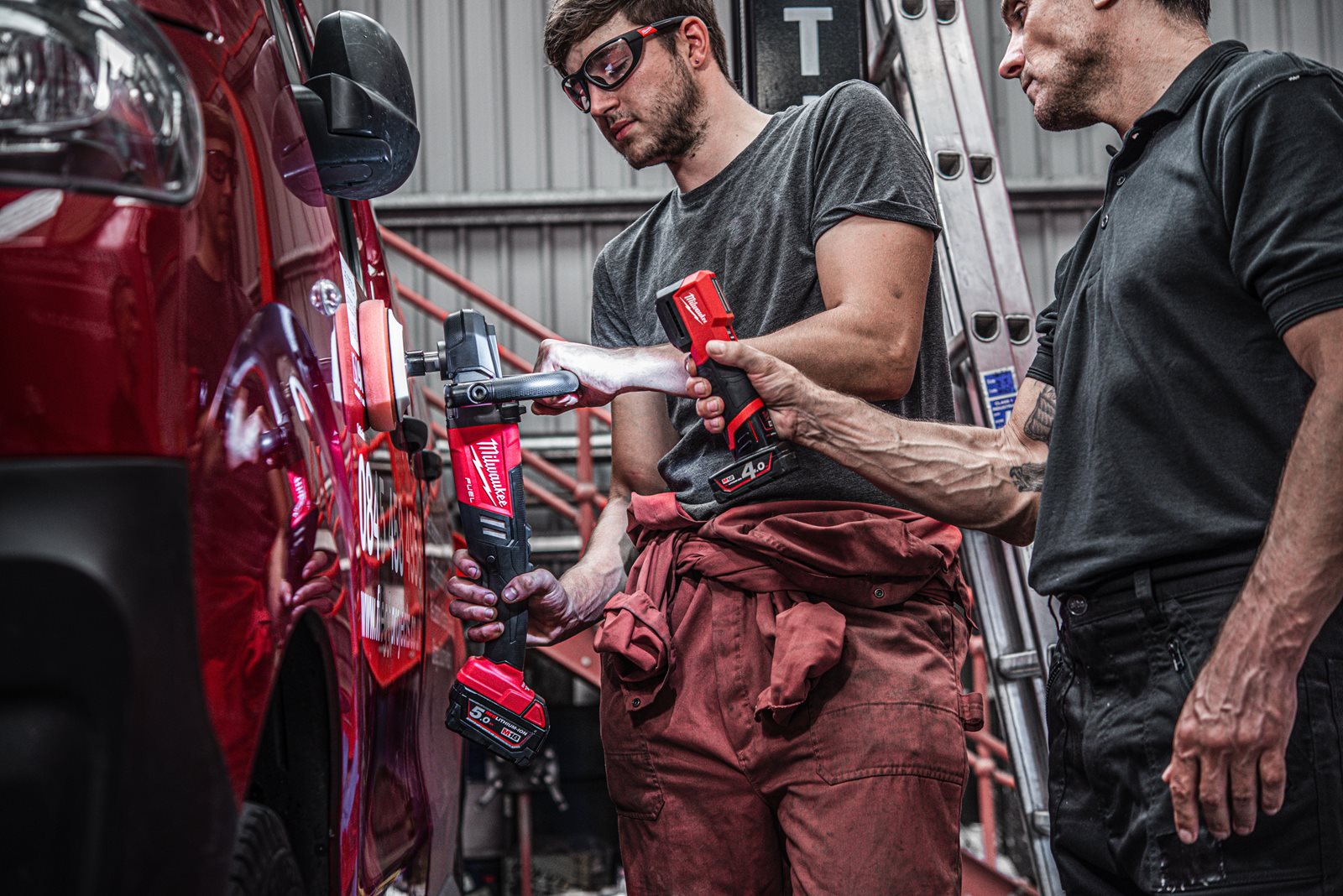 Lanternă cu reproducere naturală a culorii M12 Milwaukee M12 CML-401 - in utilizare 1