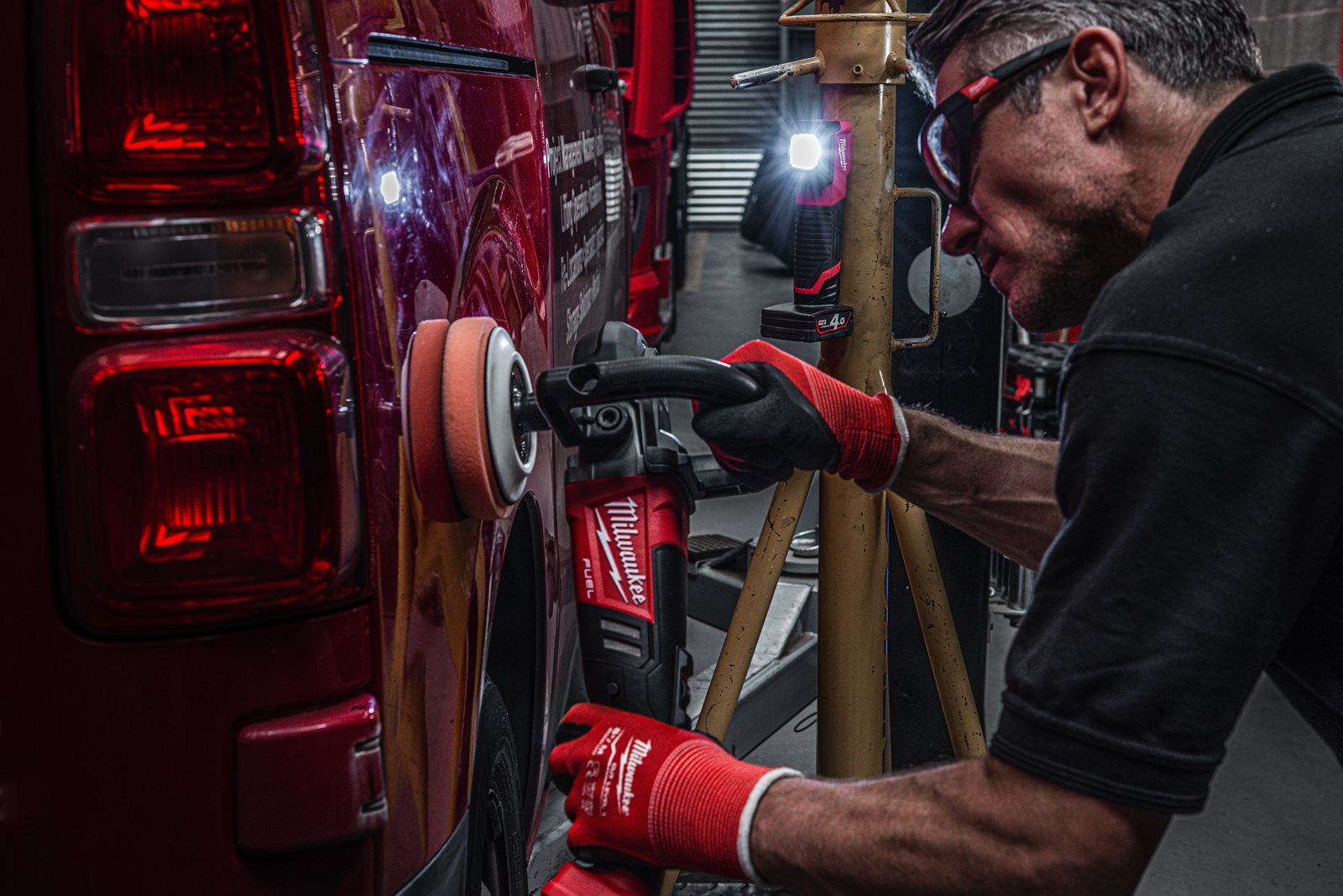 Lanternă cu reproducere naturală a culorii M12 Milwaukee M12 CML-401 - in utilizare 10