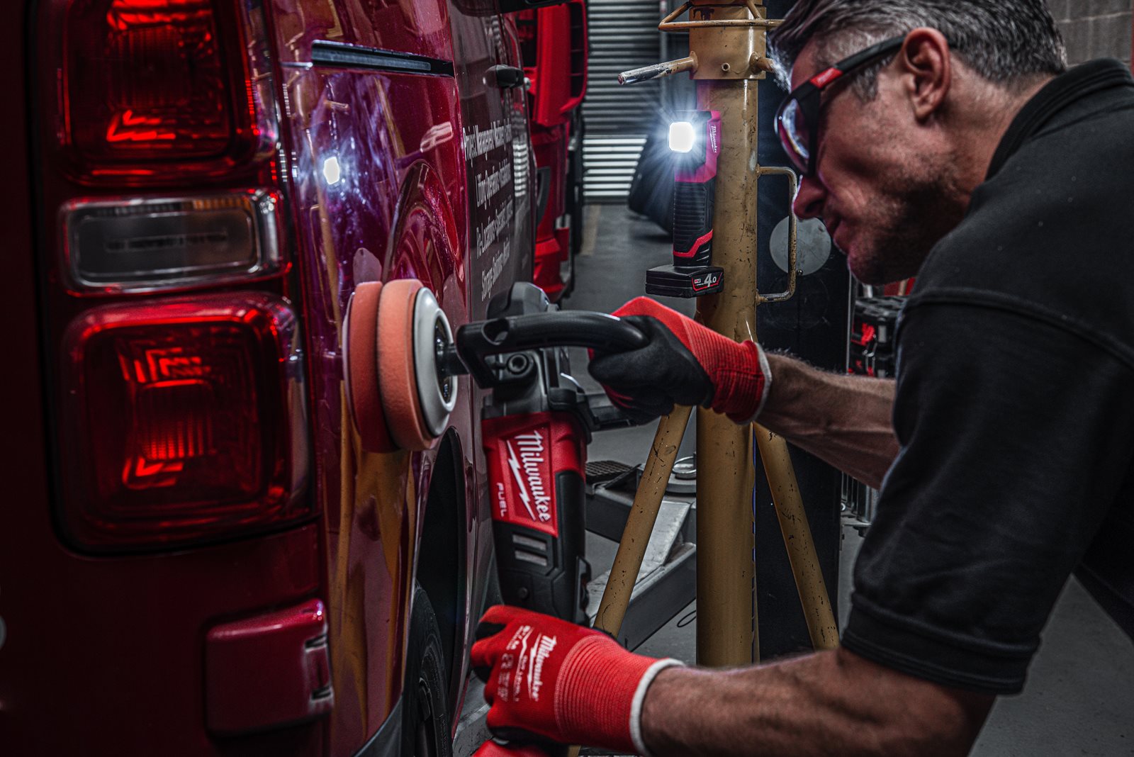 Lanternă cu reproducere naturală a culorii M12 Milwaukee M12 CML-401 - in utilizare 11