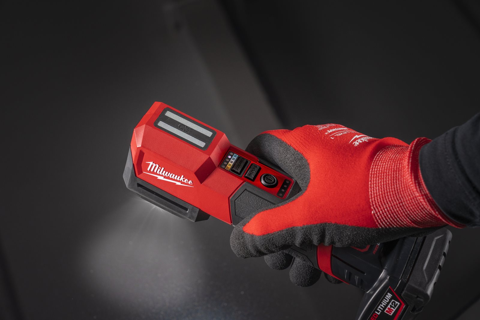 Lanternă cu reproducere naturală a culorii M12 Milwaukee M12 CML-401 - in utilizare 12