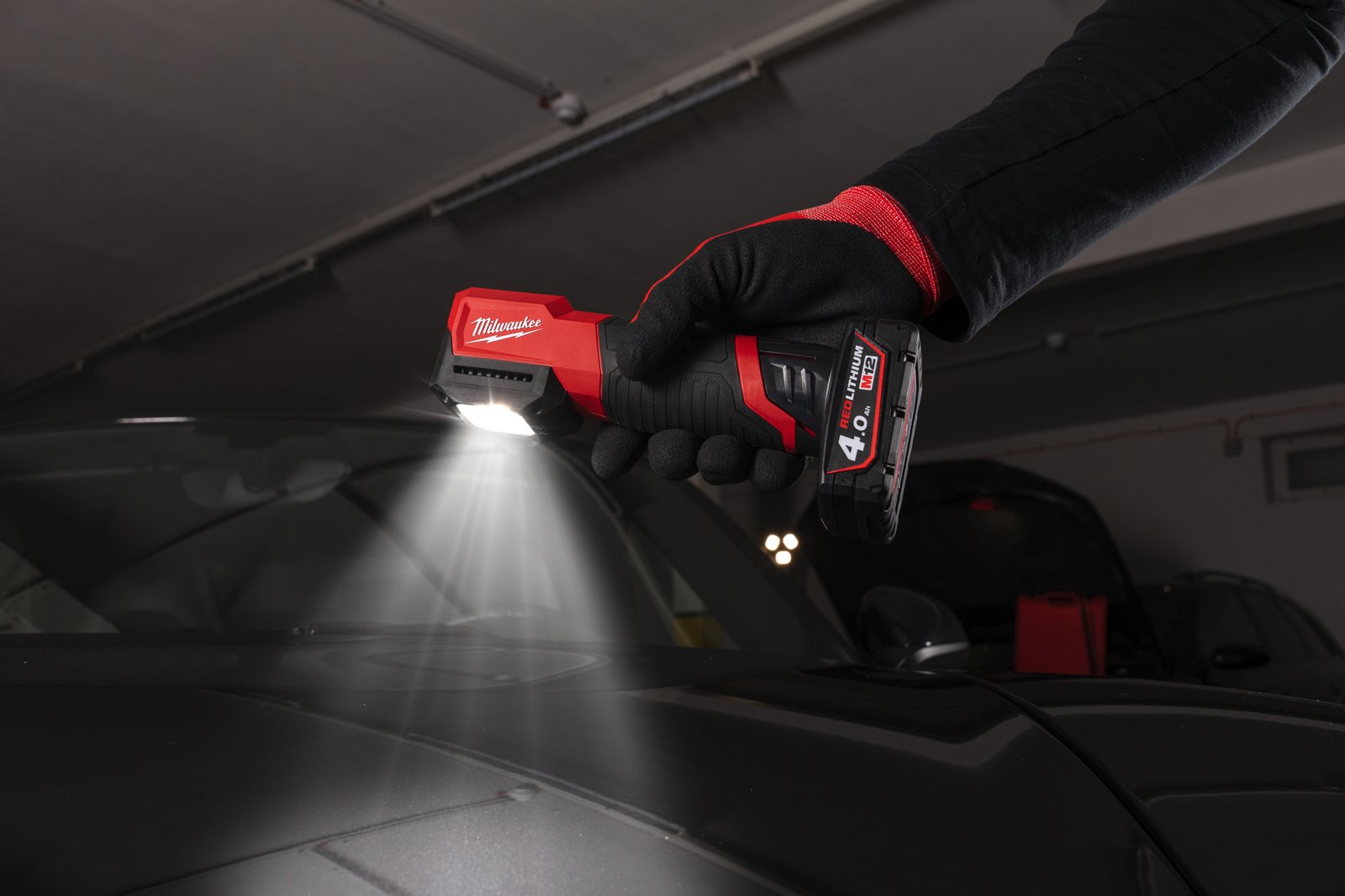 Lanternă cu reproducere naturală a culorii M12 Milwaukee M12 CML-401 - in utilizare 13