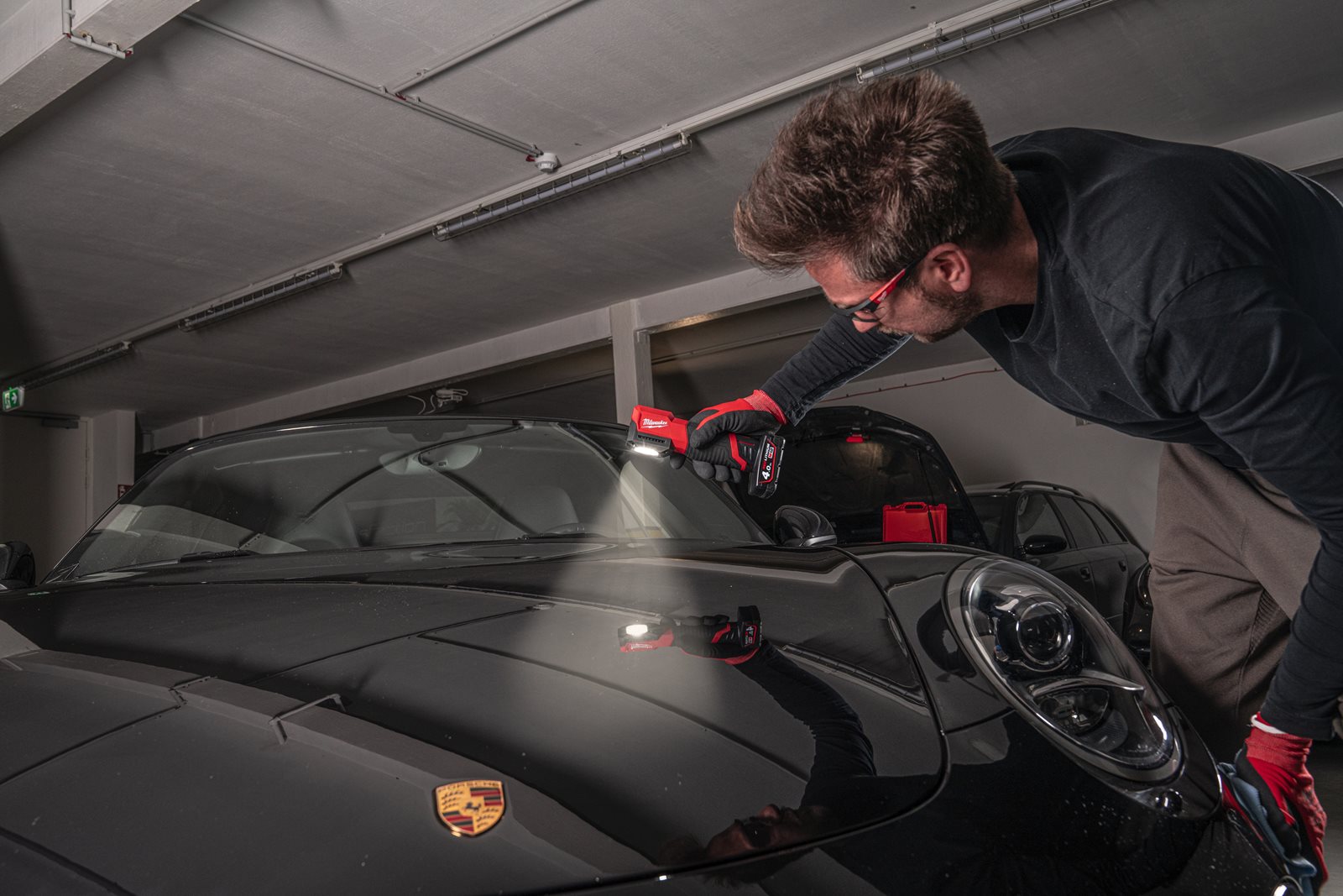 Lanternă cu reproducere naturală a culorii M12 Milwaukee M12 CML-401 - in utilizare 14