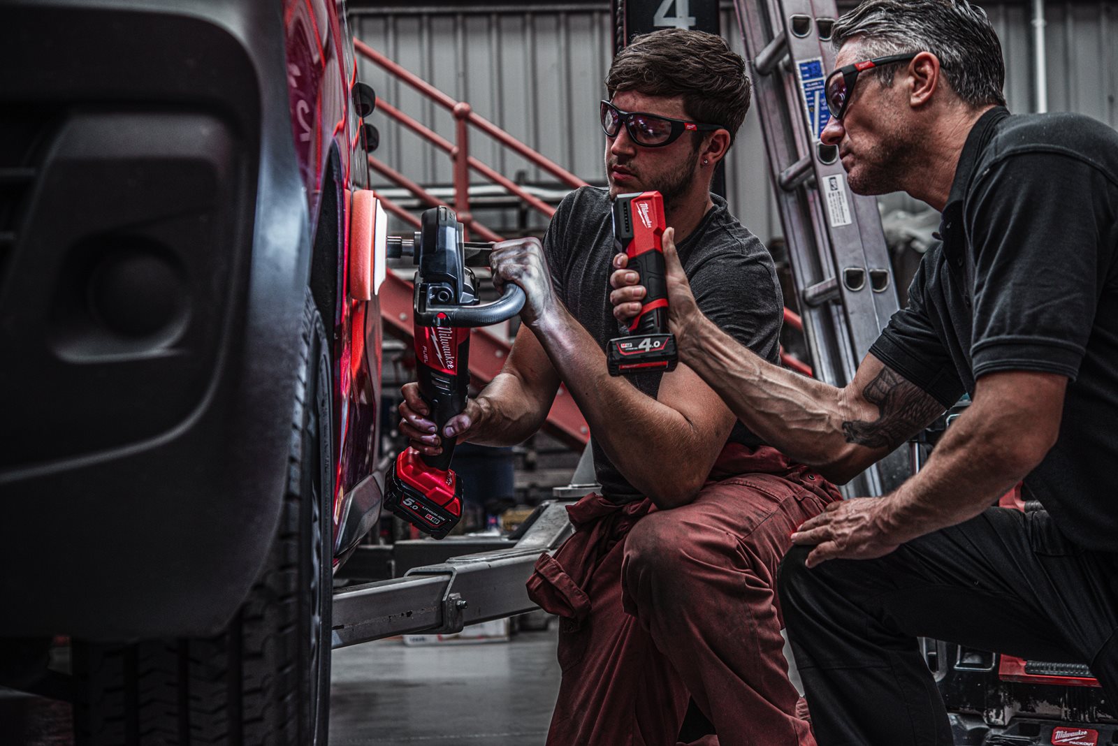 Lanternă cu reproducere naturală a culorii M12 Milwaukee M12 CML-401 - in utilizare 2