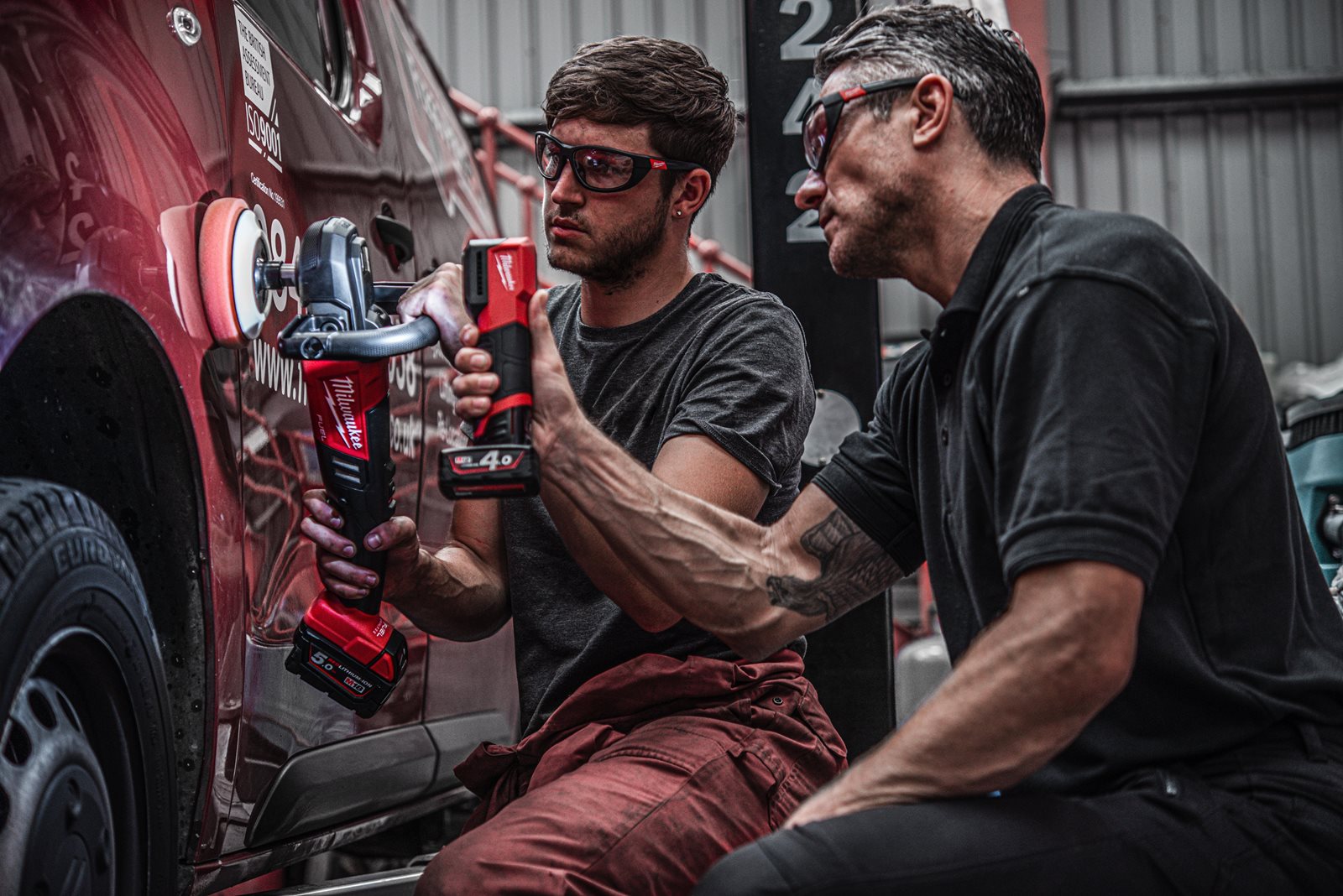 Lanternă cu reproducere naturală a culorii M12 Milwaukee M12 CML-401 - in utilizare 3