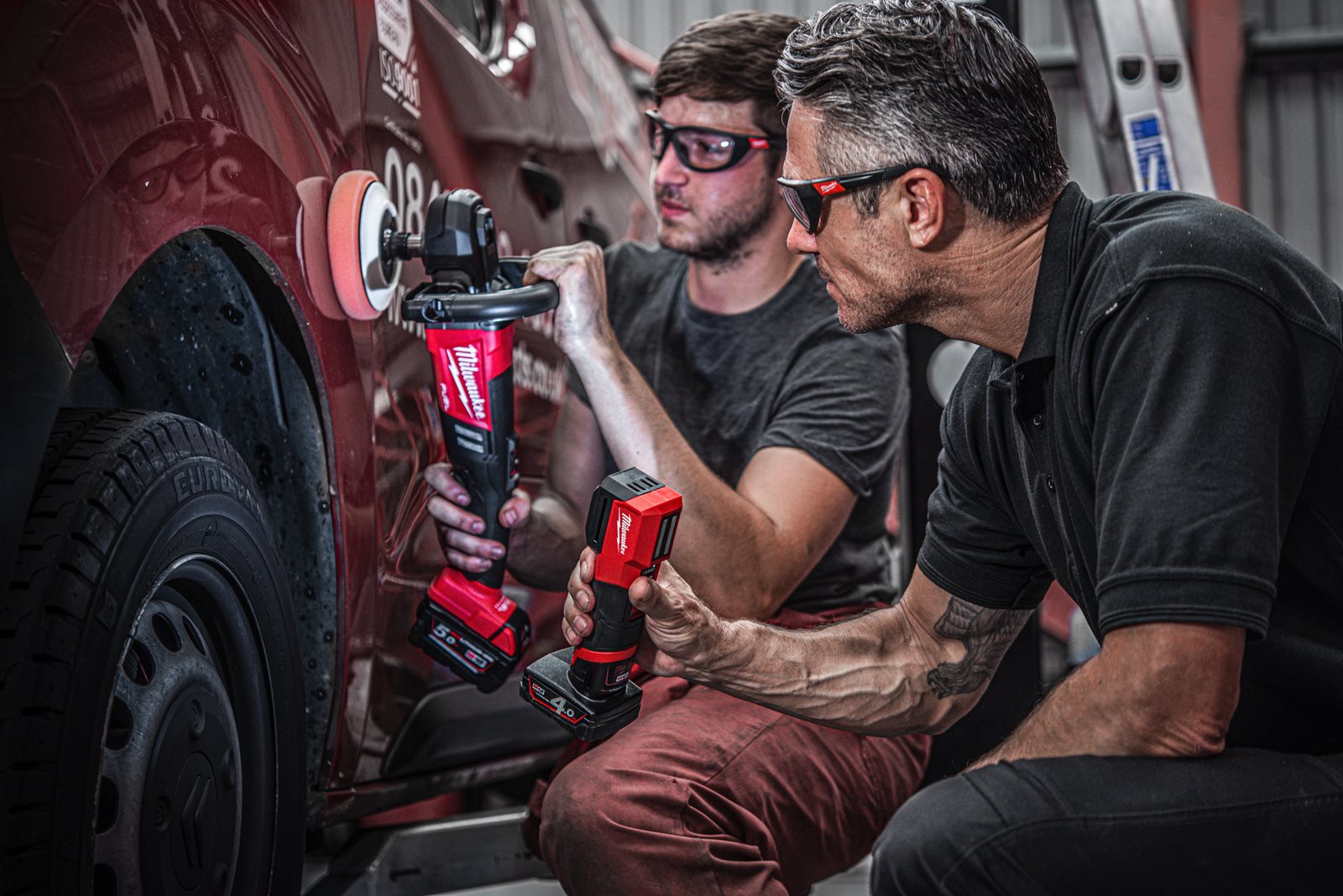 Lanternă cu reproducere naturală a culorii M12 Milwaukee M12 CML-401 - in utilizare 4