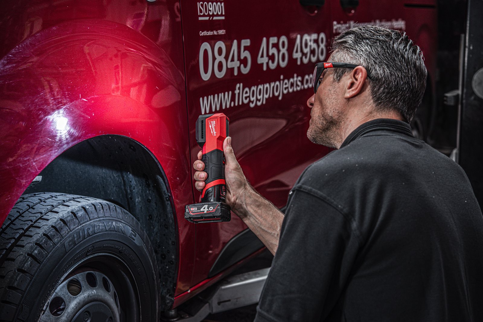 Lanternă cu reproducere naturală a culorii M12 Milwaukee M12 CML-401 - in utilizare 5