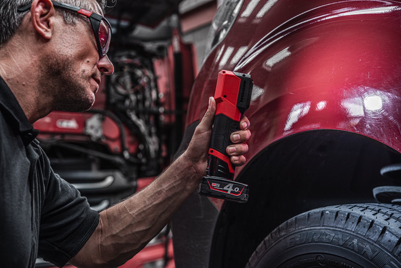 Lanternă cu reproducere naturală a culorii M12 Milwaukee M12 CML-401 - in utilizare 6