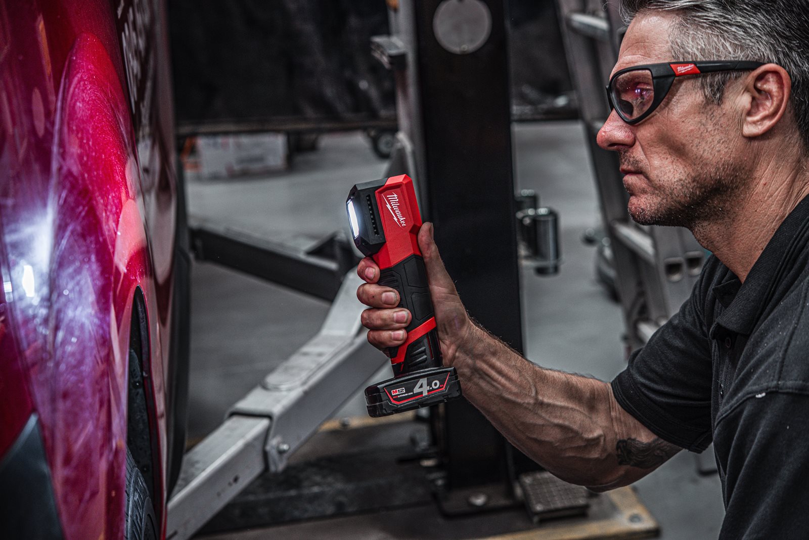 Lanternă cu reproducere naturală a culorii M12 Milwaukee M12 CML-401 - in utilizare 7