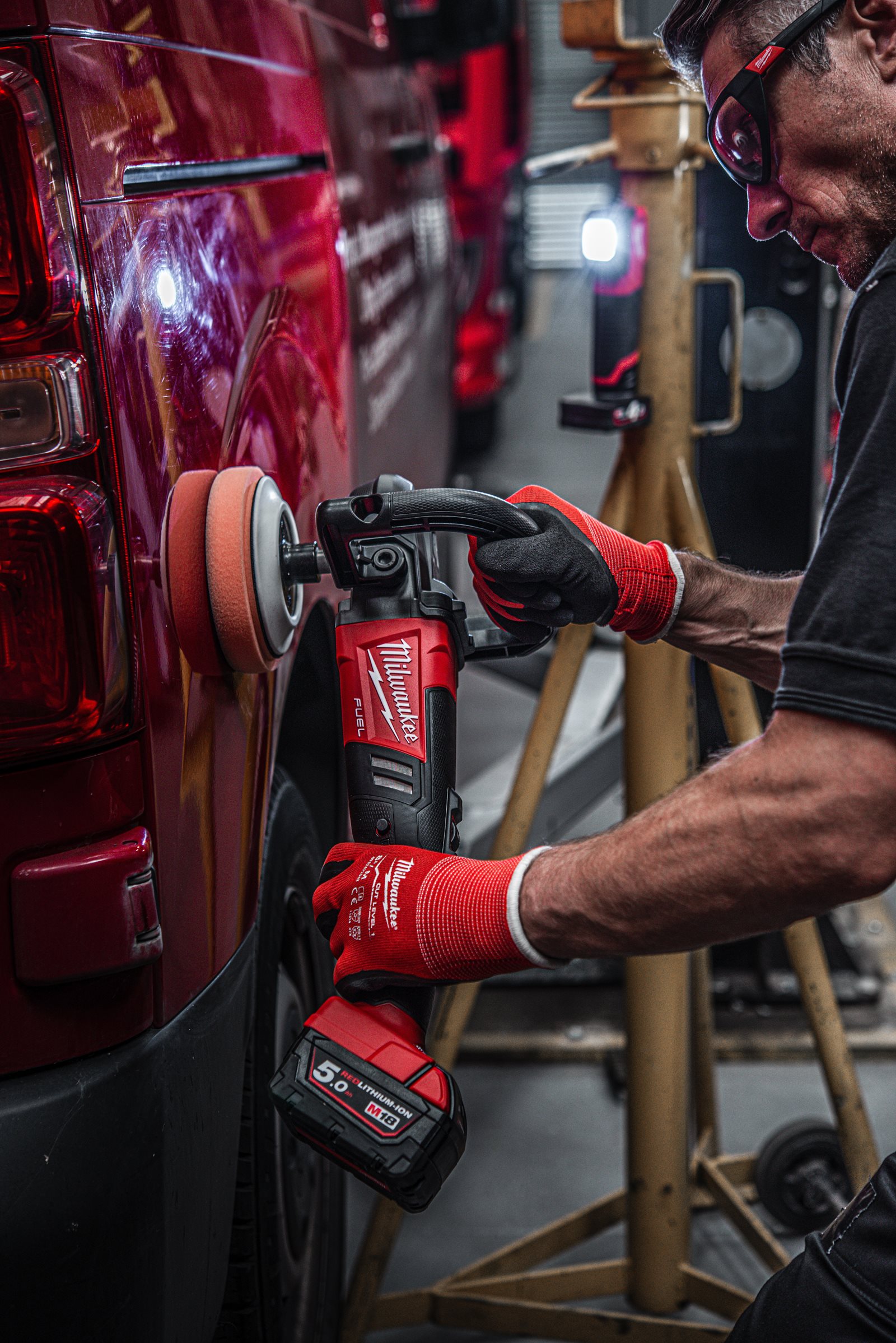 Lanternă cu reproducere naturală a culorii M12 Milwaukee M12 CML-401 - in utilizare 8