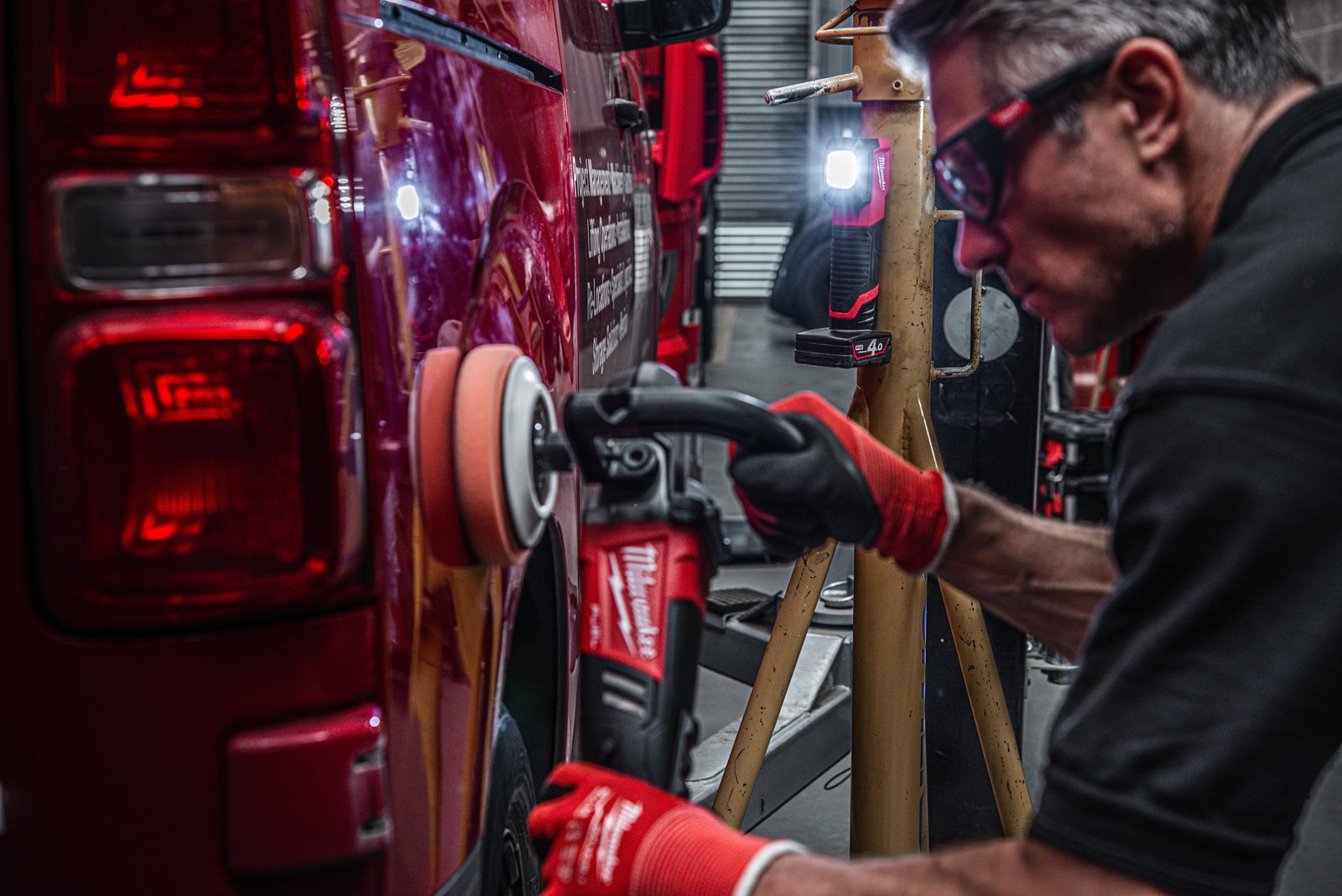 Lanternă cu reproducere naturală a culorii M12 Milwaukee M12 CML-401 - in utilizare 9