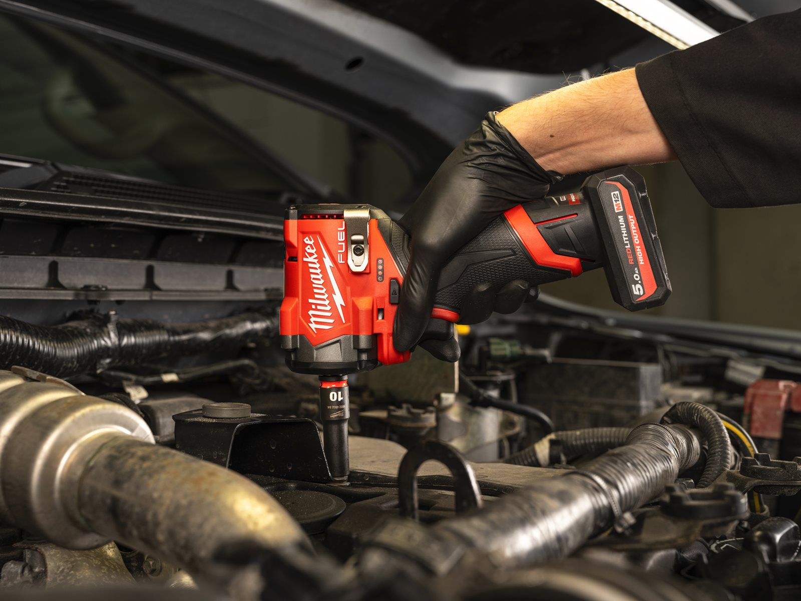 Cheie compactă de impact 1/2" M12 FUEL cu inel de fixare Milwaukee M12 FCIWF12G3-0 - in utilizare 1