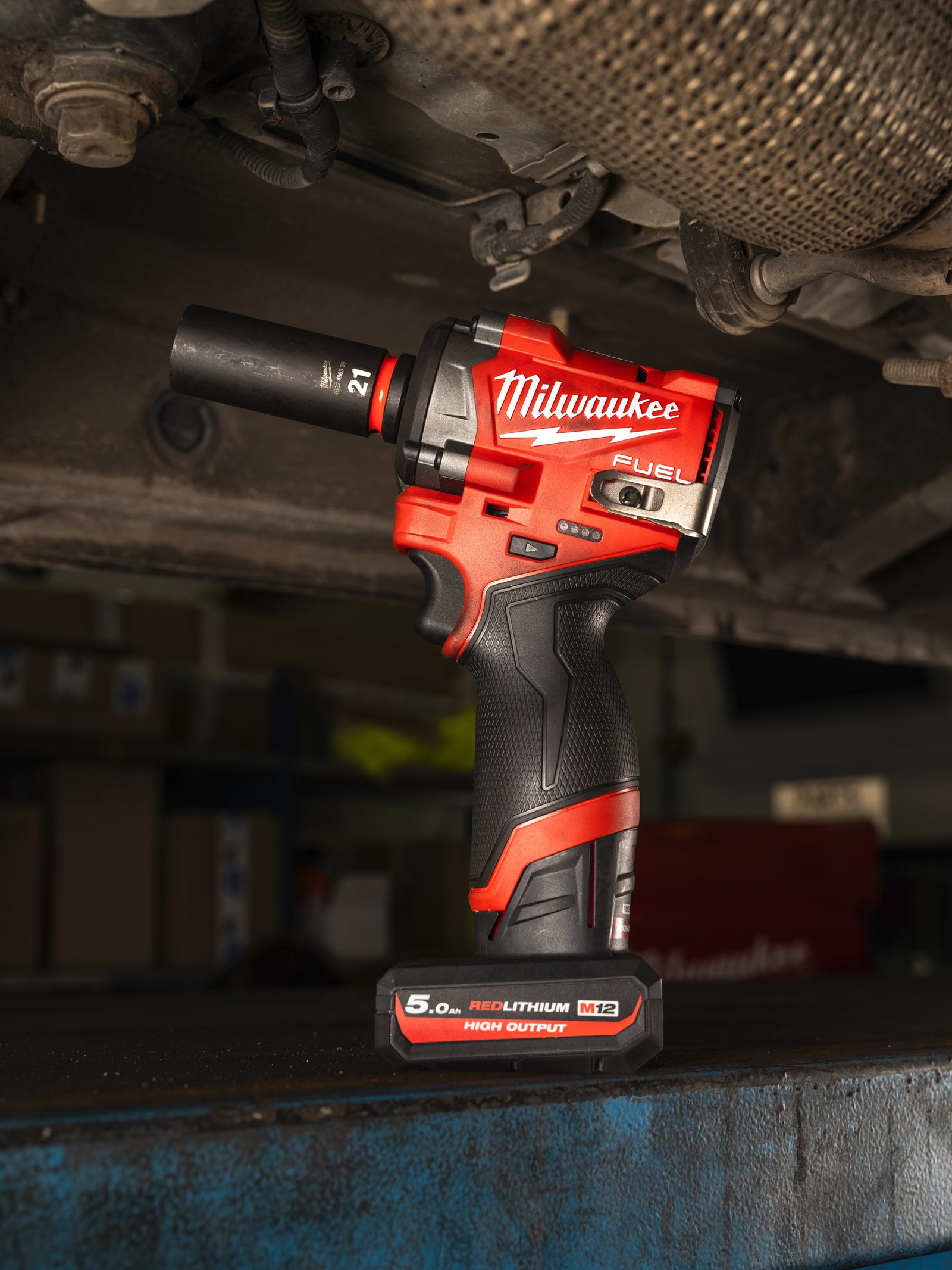 Cheie compactă de impact 3/8" M12 FUEL cu inel de fixare Milwaukee M12 FCIWF38G3-0 - in utilizare 1