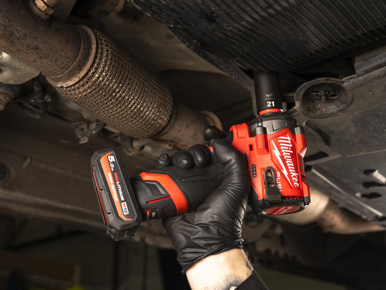Cheie compactă de impact 3/8" M12 FUEL cu inel de fixare Milwaukee M12 FCIWF38G3-0 - in utilizare 2