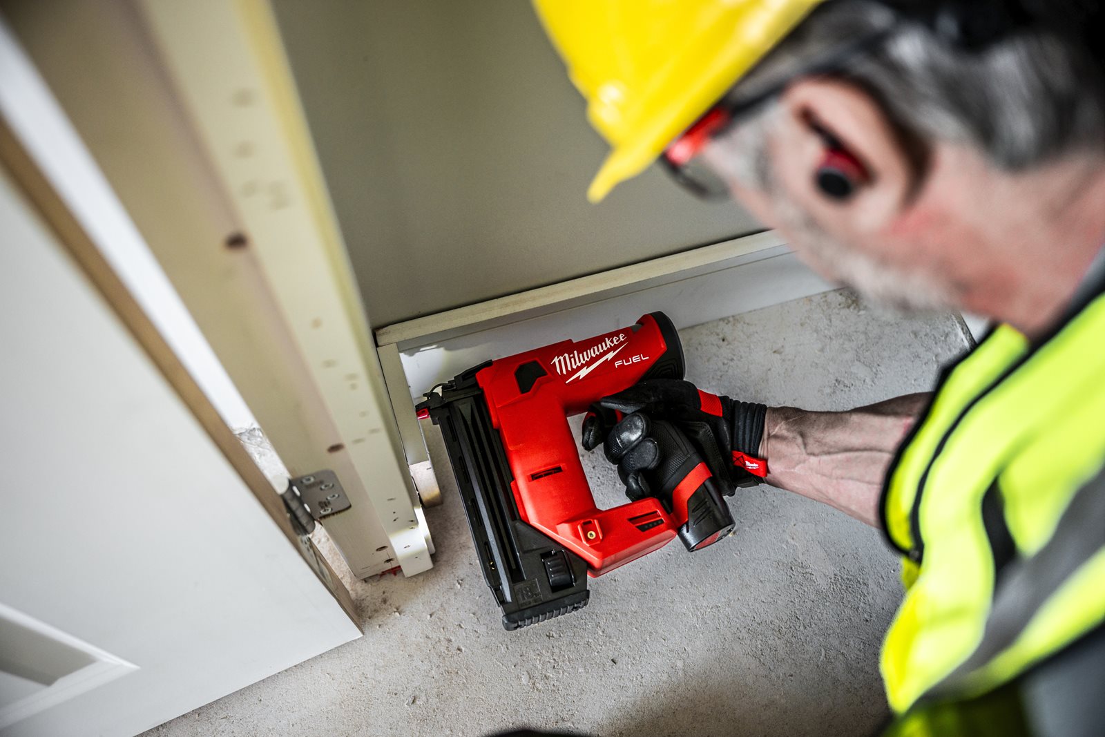 Pistol pentru cuie 18 GA M12 FUEL Milwaukee M12 FCN18GS-0X - in utilizare 1