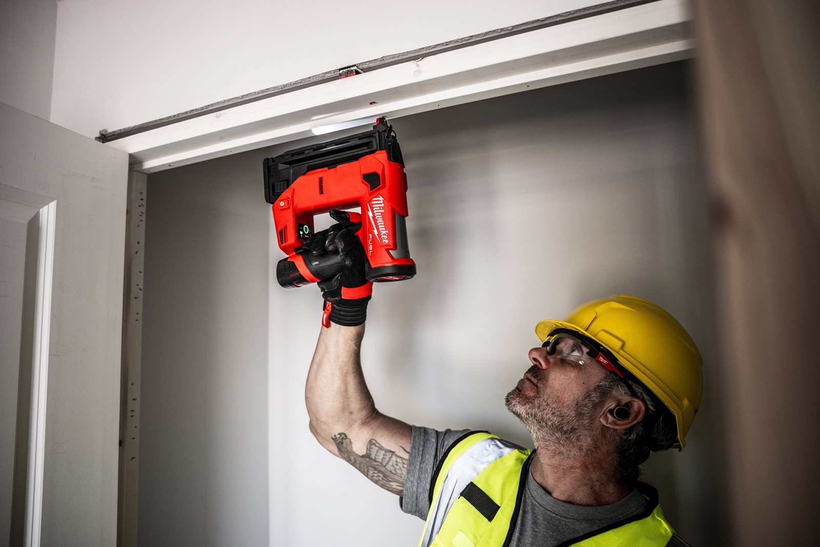 Pistol pentru cuie 18 GA M12 FUEL Milwaukee M12 FCN18GS-0X - in utilizare 2
